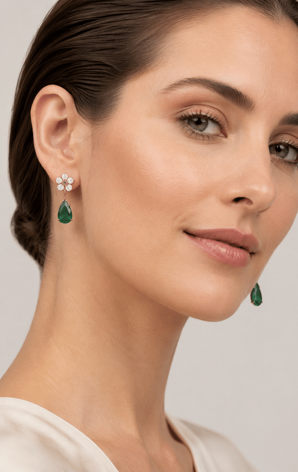 Özel Tasarım Damla Model Sedef ve Zümrüt Taşlı Küpe