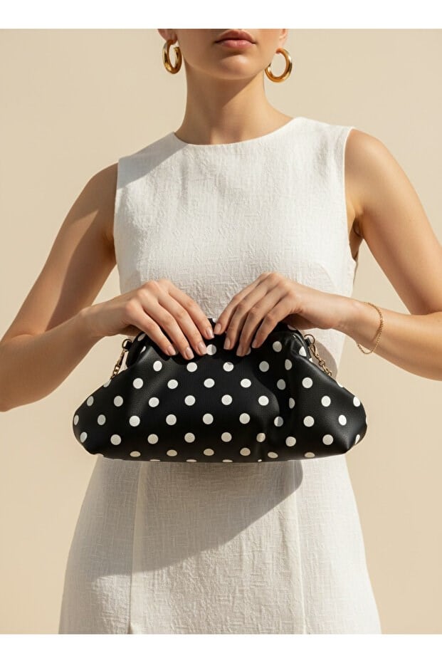 Kadın Puantiyeli Benekli Burslu Pouch Clutch Çanta Altın Zincir Detaylı (21x13)