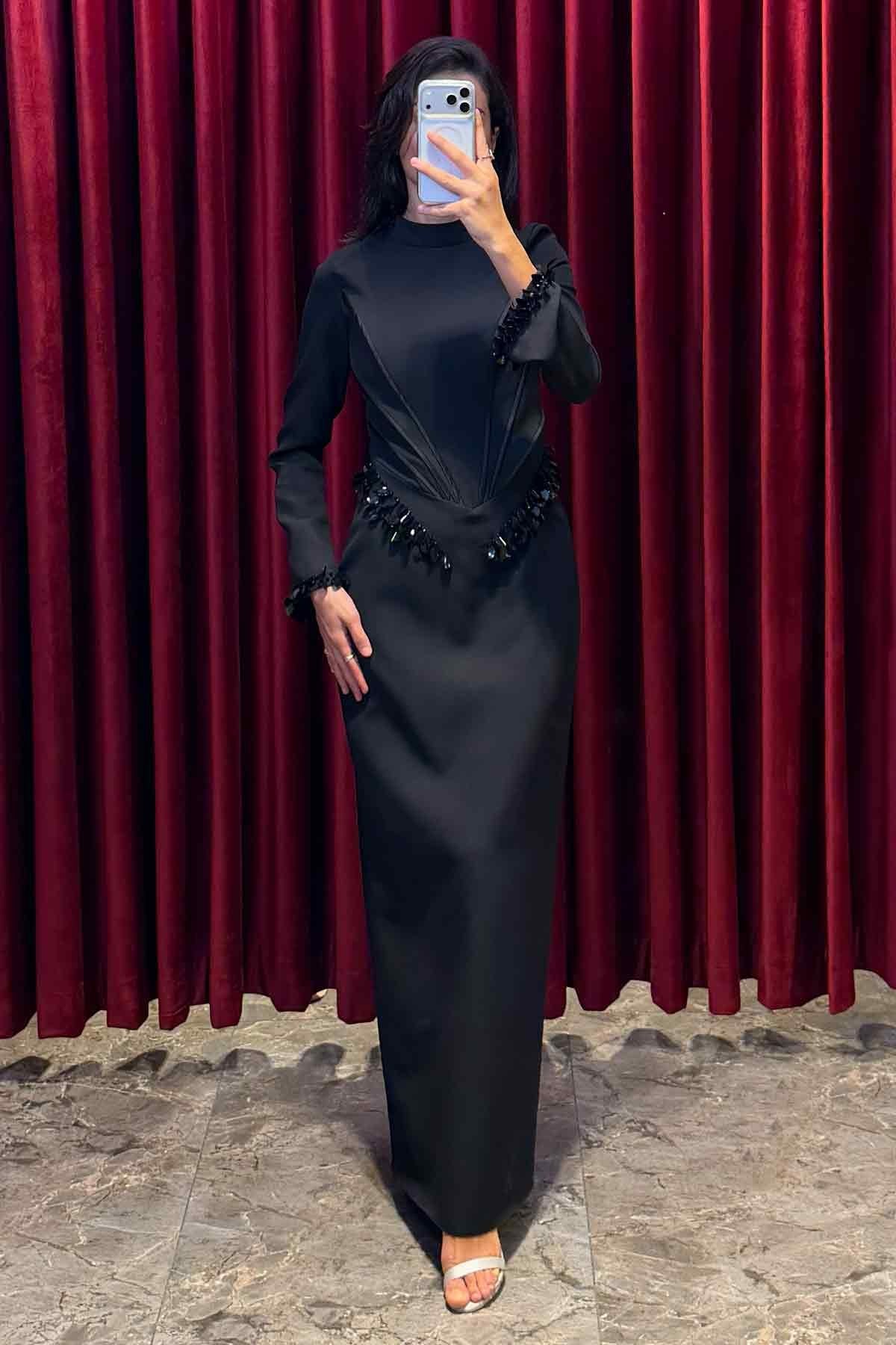 Kolları Ve Beli Payet Detaylı Yırtmaçlı Abiye Siyah