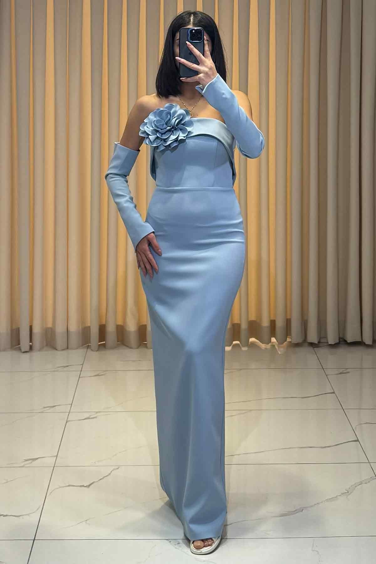 Straplez Seyyar Gül Detaylı Kollu Abiye Mavi