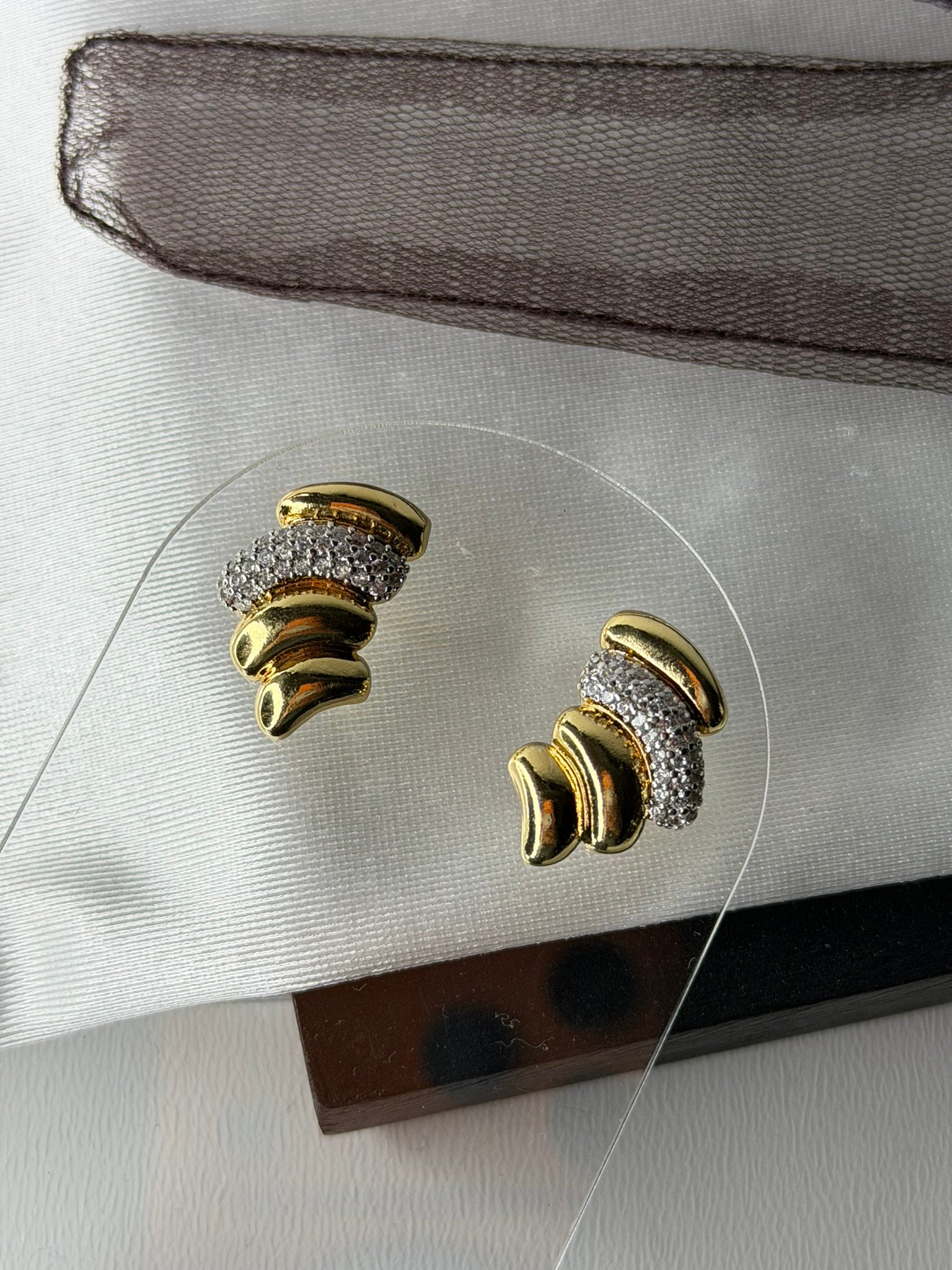 Burgu Taşlı Gold Küpe