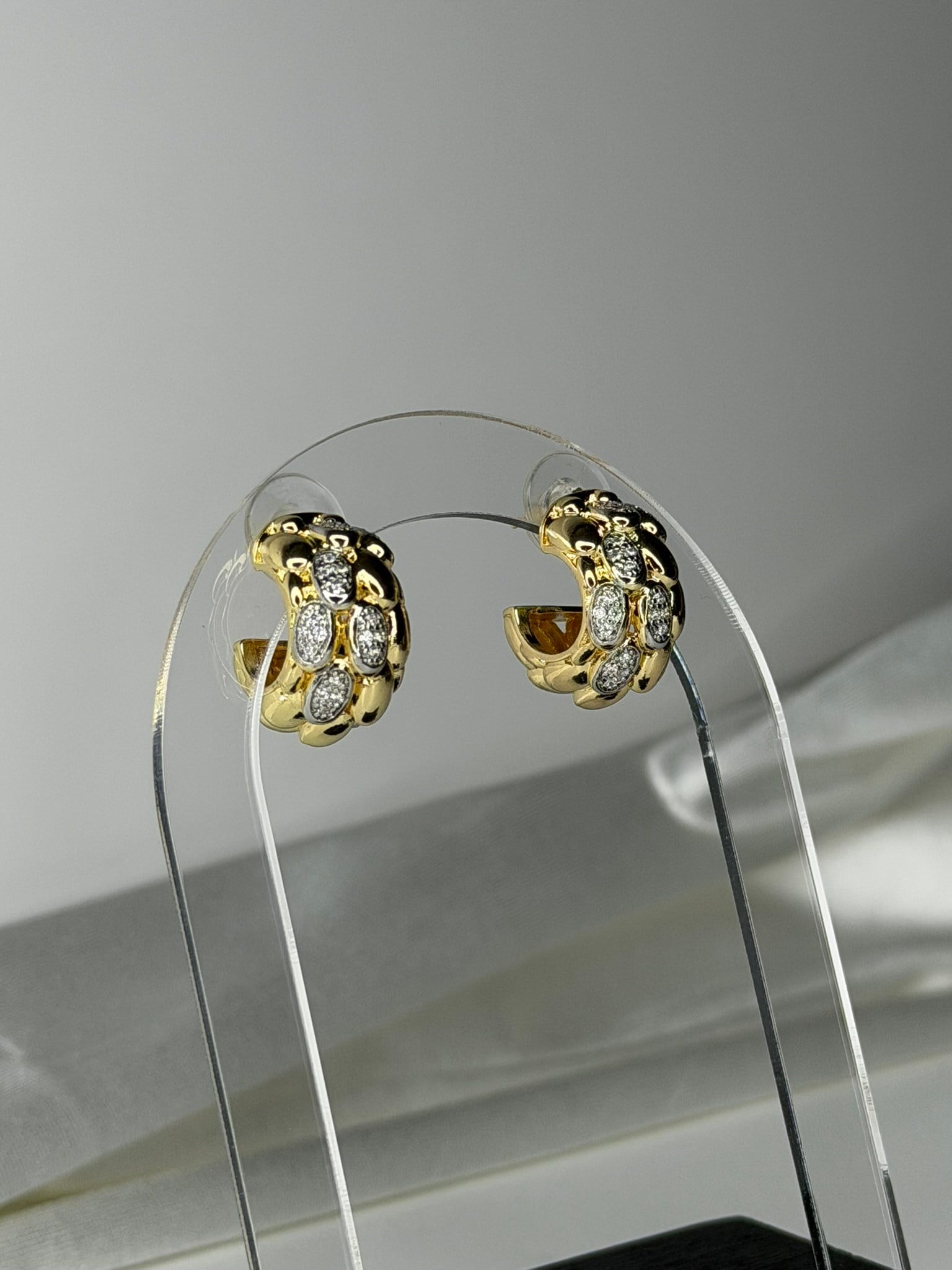 Desenli Taşlı Gold Küpe