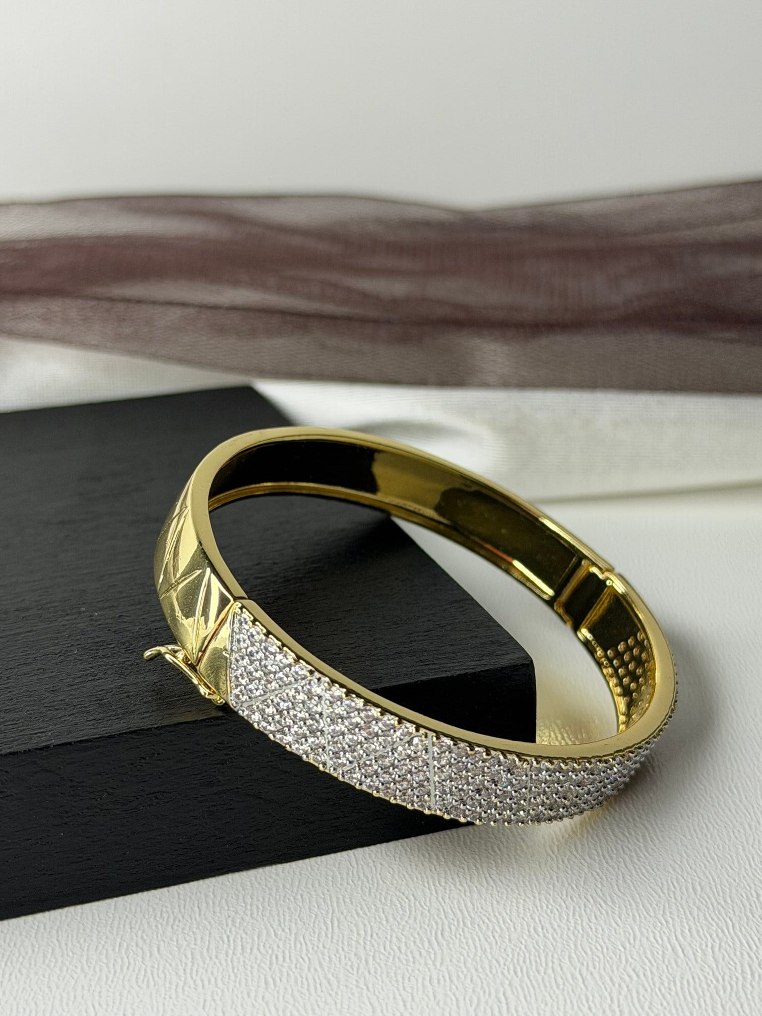 Full Taş Gold Kelepçe Bileklik