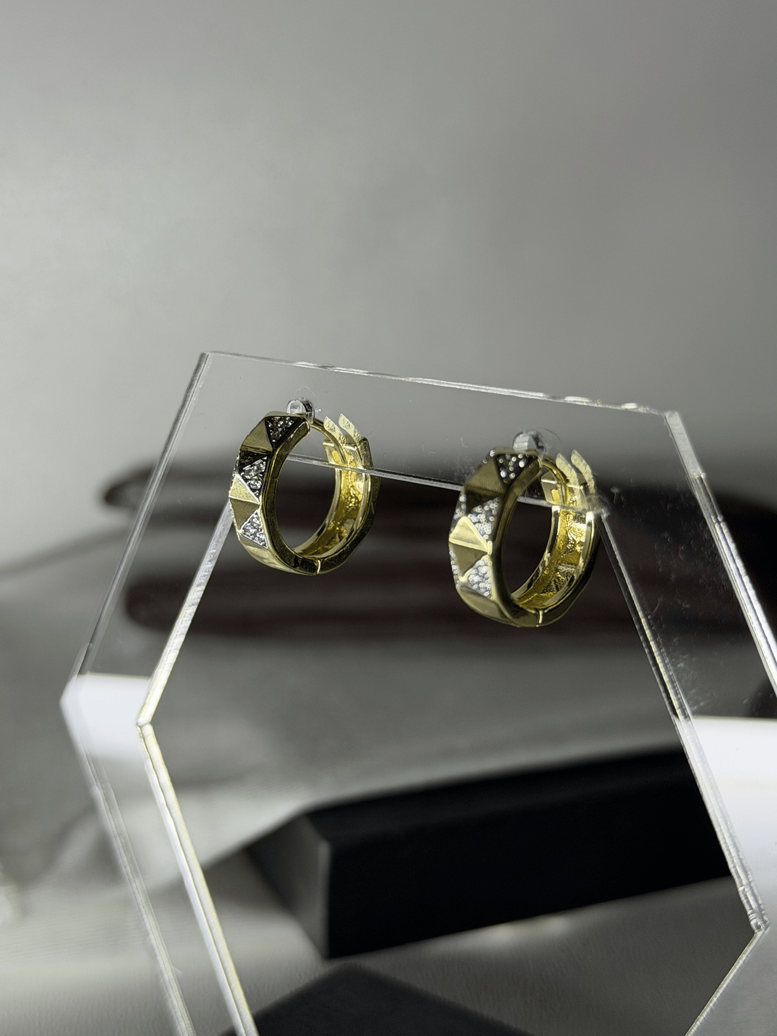 Piramit Taşlı Gold Halka Küpe