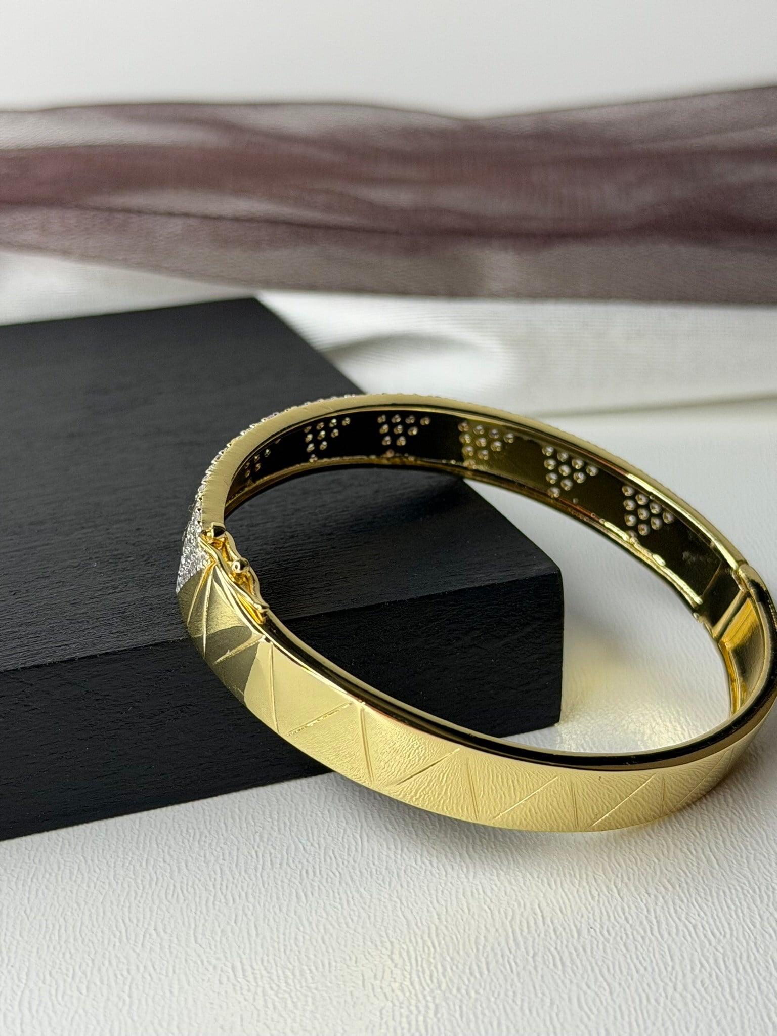 Piramit Taşlı Gold Kelepçe Bileklik