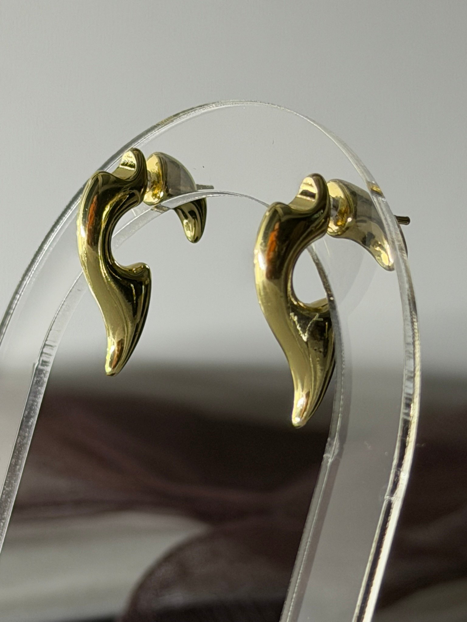 Zarif Akış Formda Gold Küpe