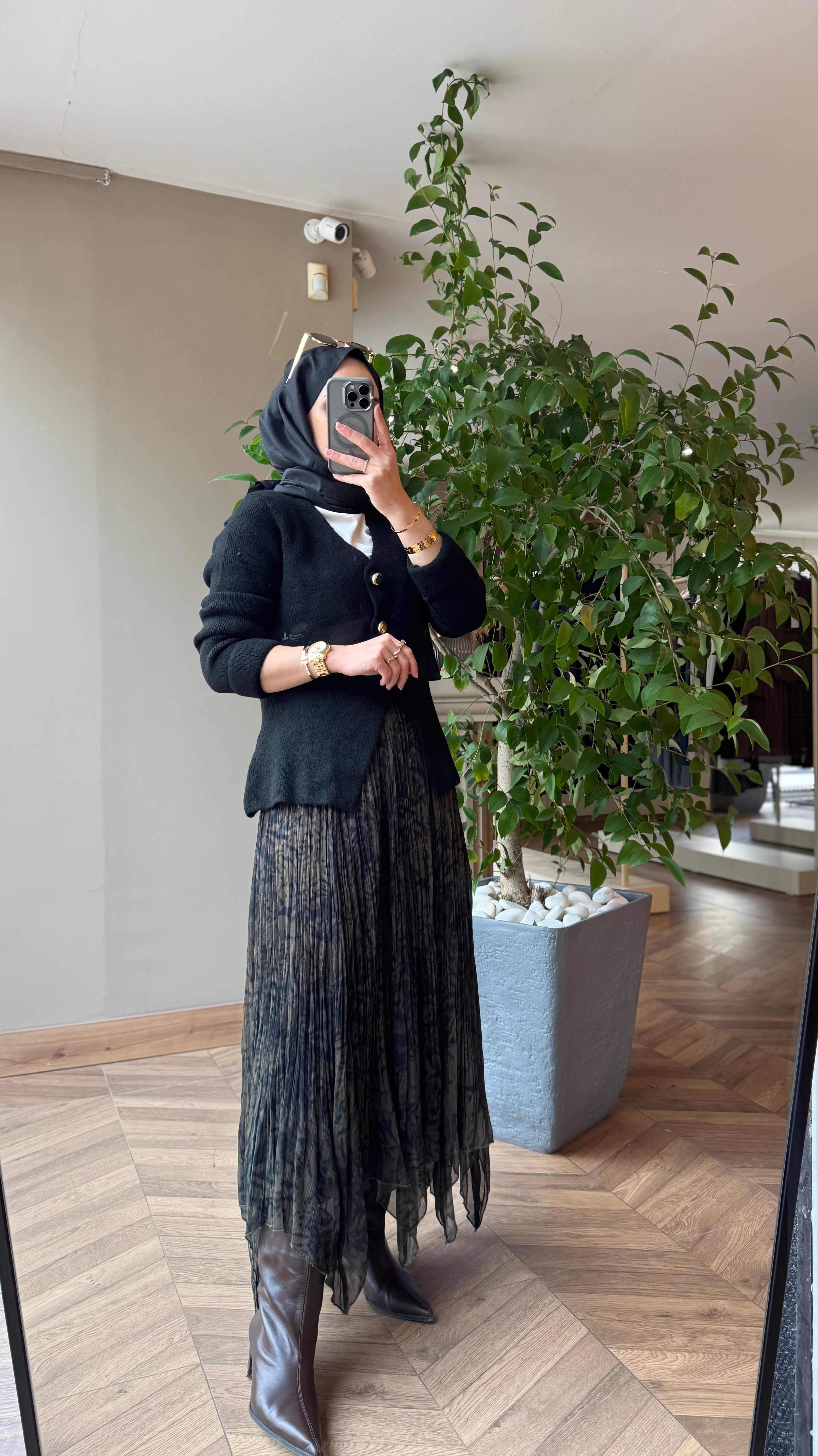 Gold Düğmeli Kısa Hırka | Siyah