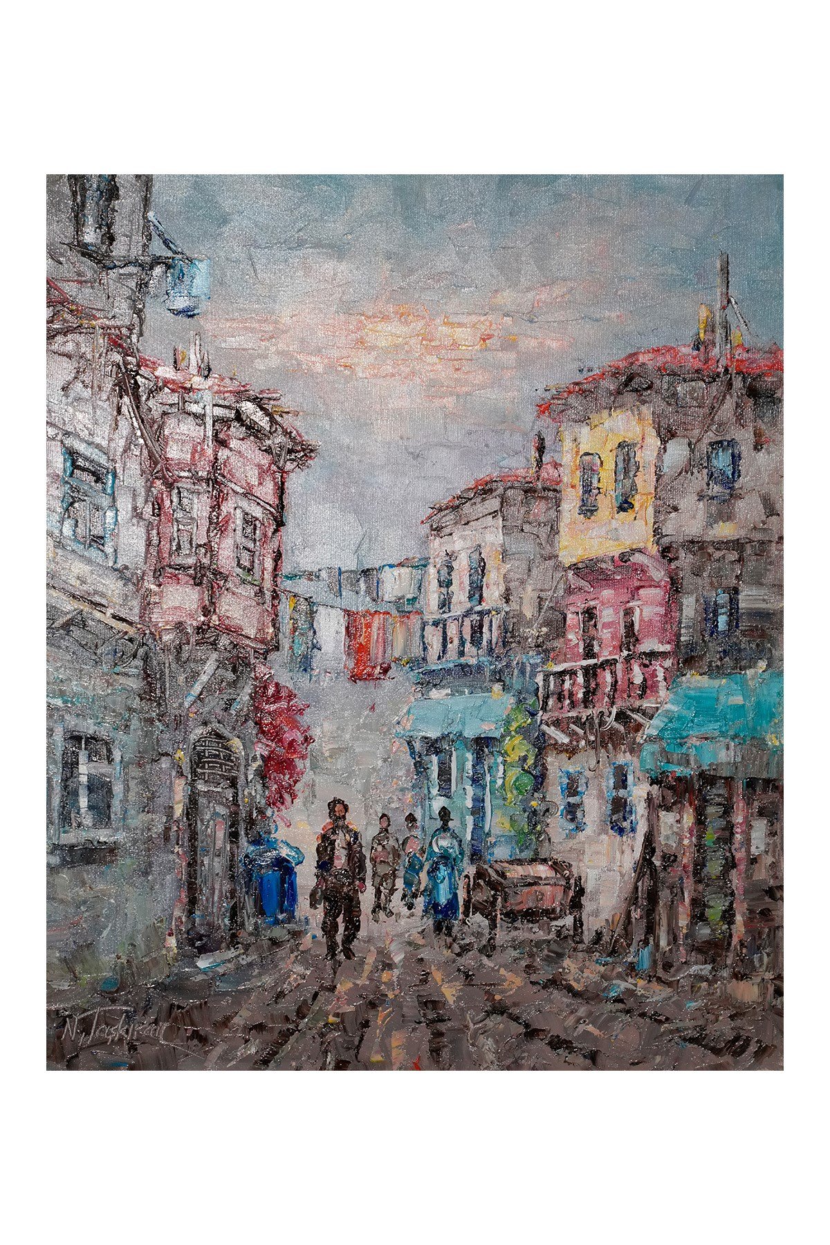 Renkli Cumbalı Evler, Asılı Çamaşırlar ve Taş Sokak
