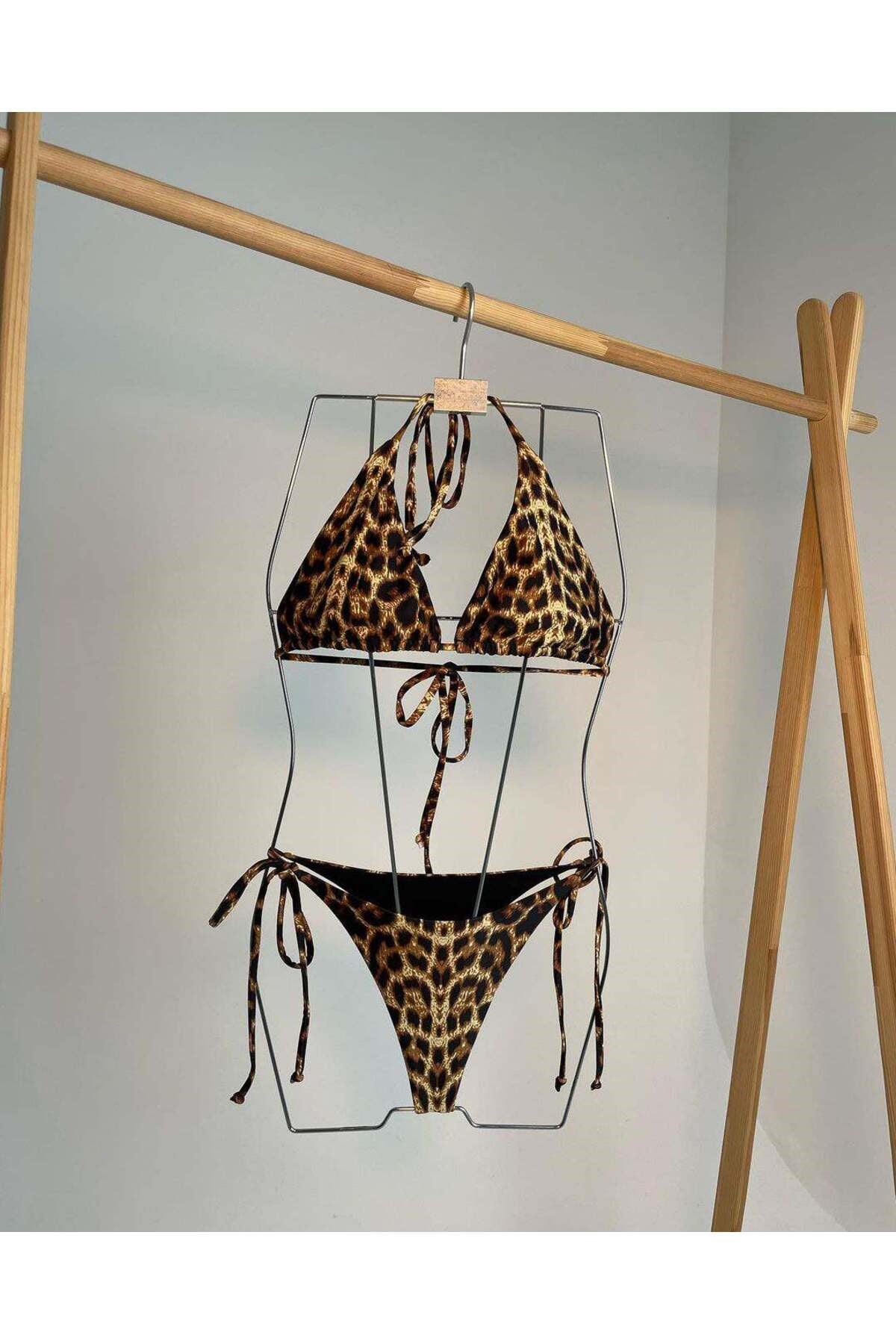 Lipa leopar desenli bikini takım