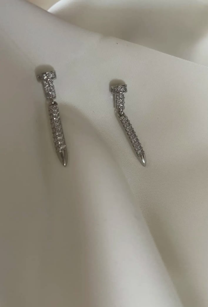 Çivi Sallantılı Küpe 