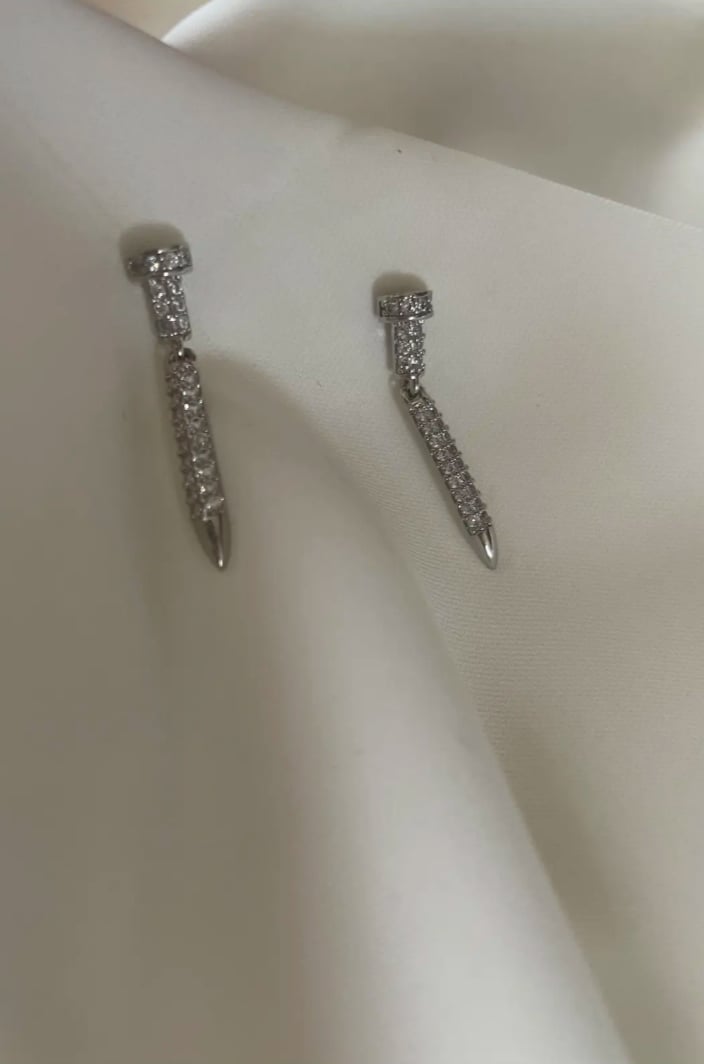 Çivi Sallantılı Küpe 