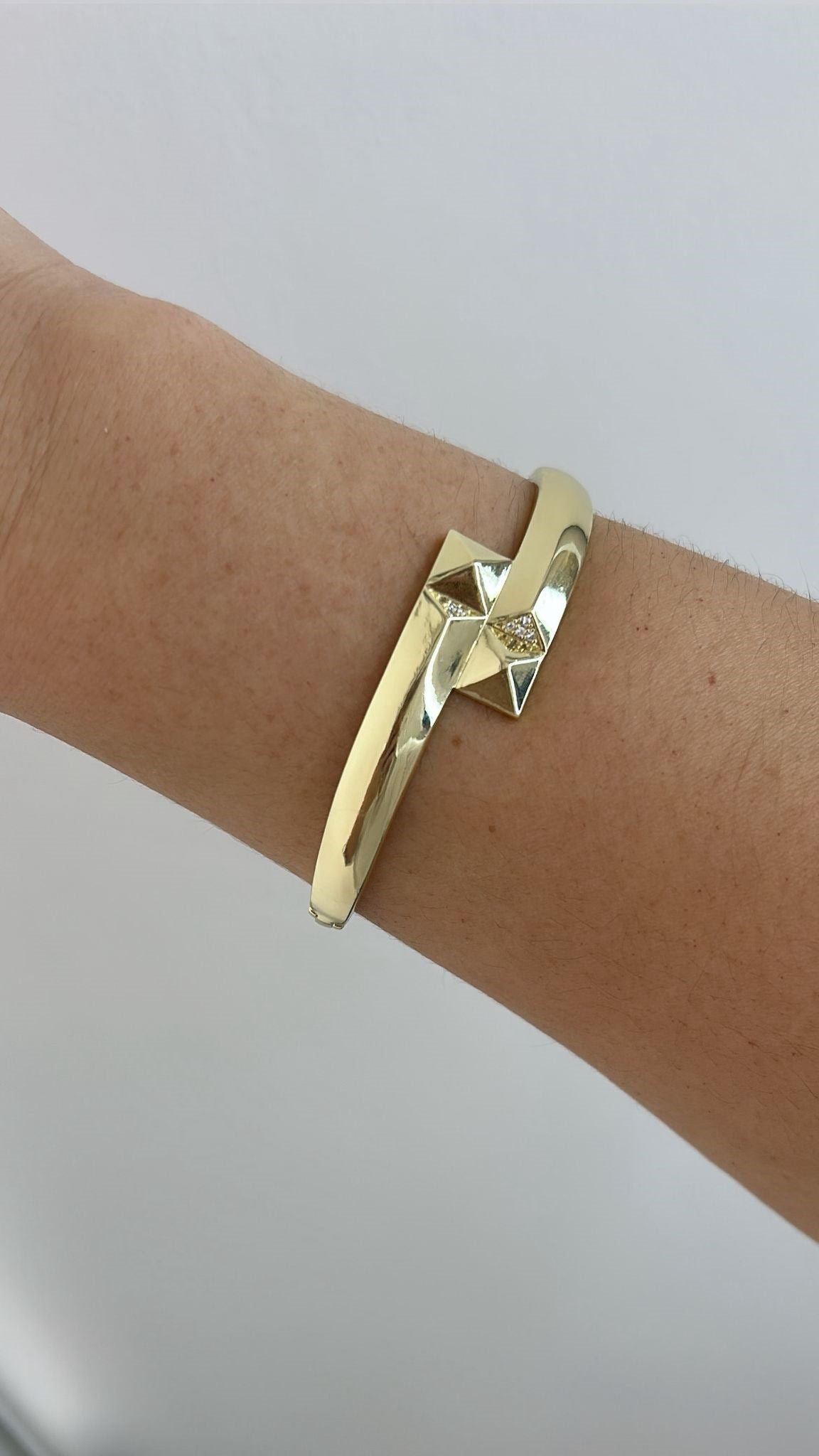 Özel Seri Köşeli Geçmeli Gold Kelepçe Bileklik 17 cm