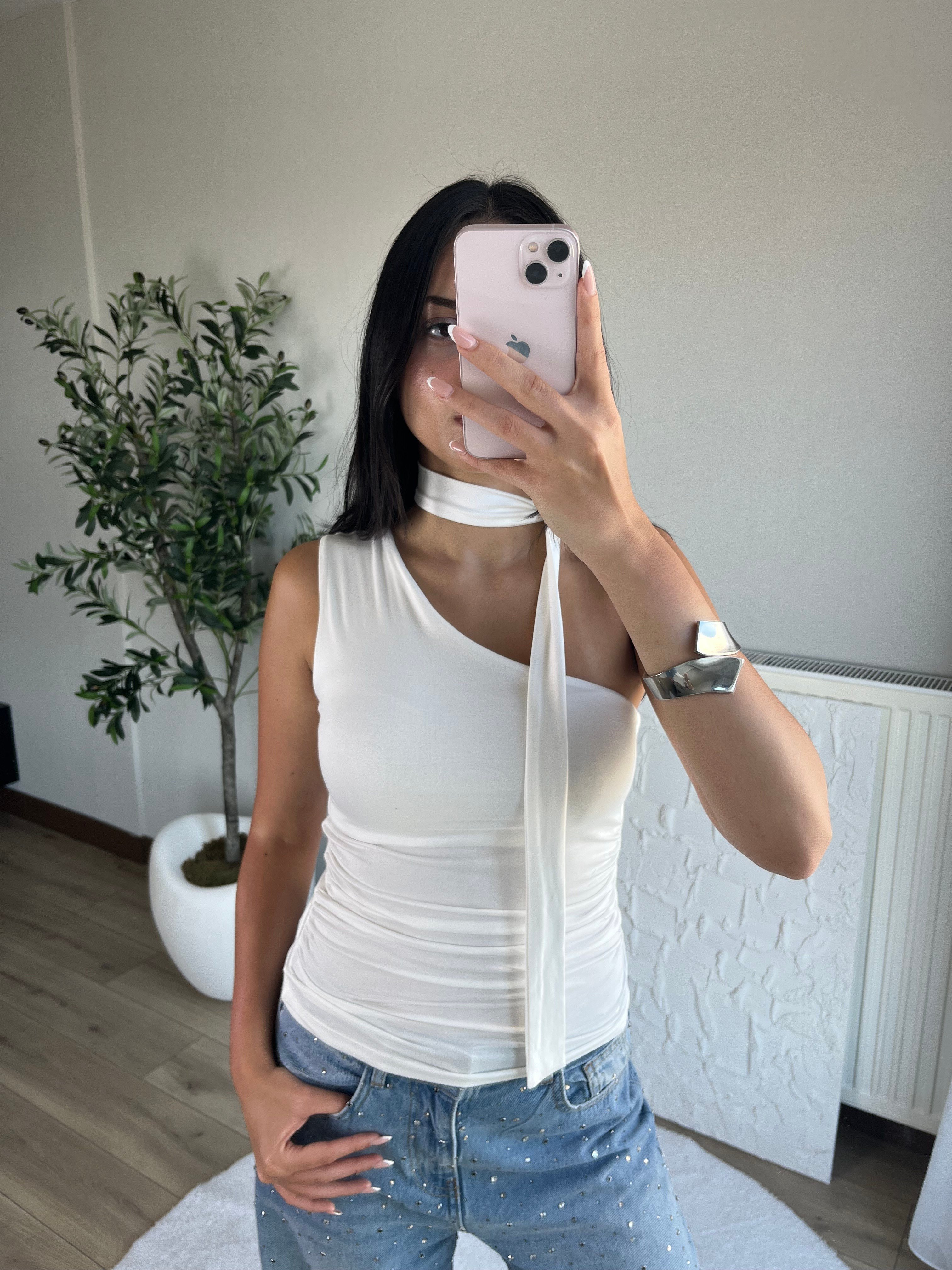 Asimetrik Kesim Fular Detaylı Bluz Beyaz