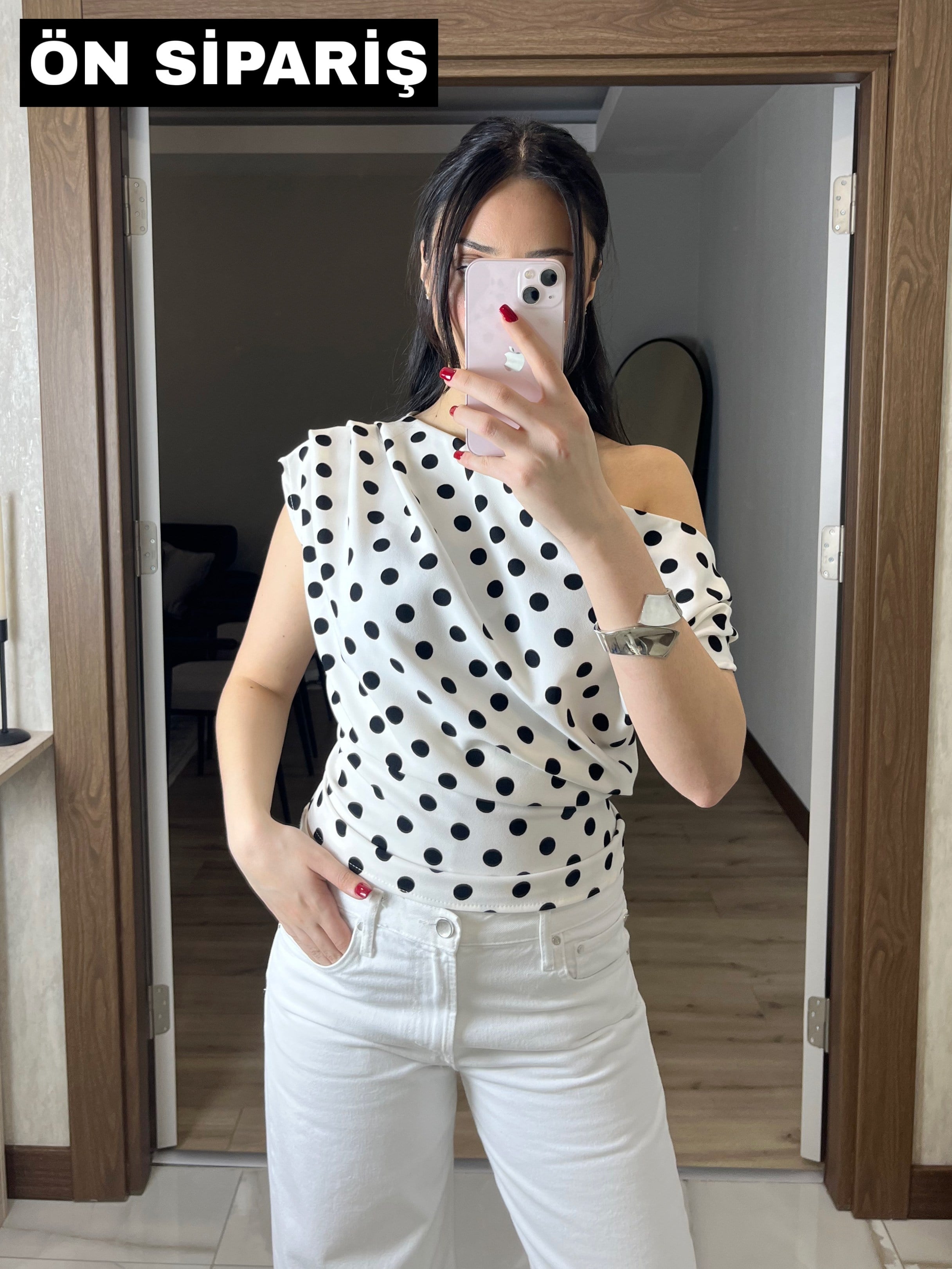 Bir Omzu Düşük Puantiyeli Bluz