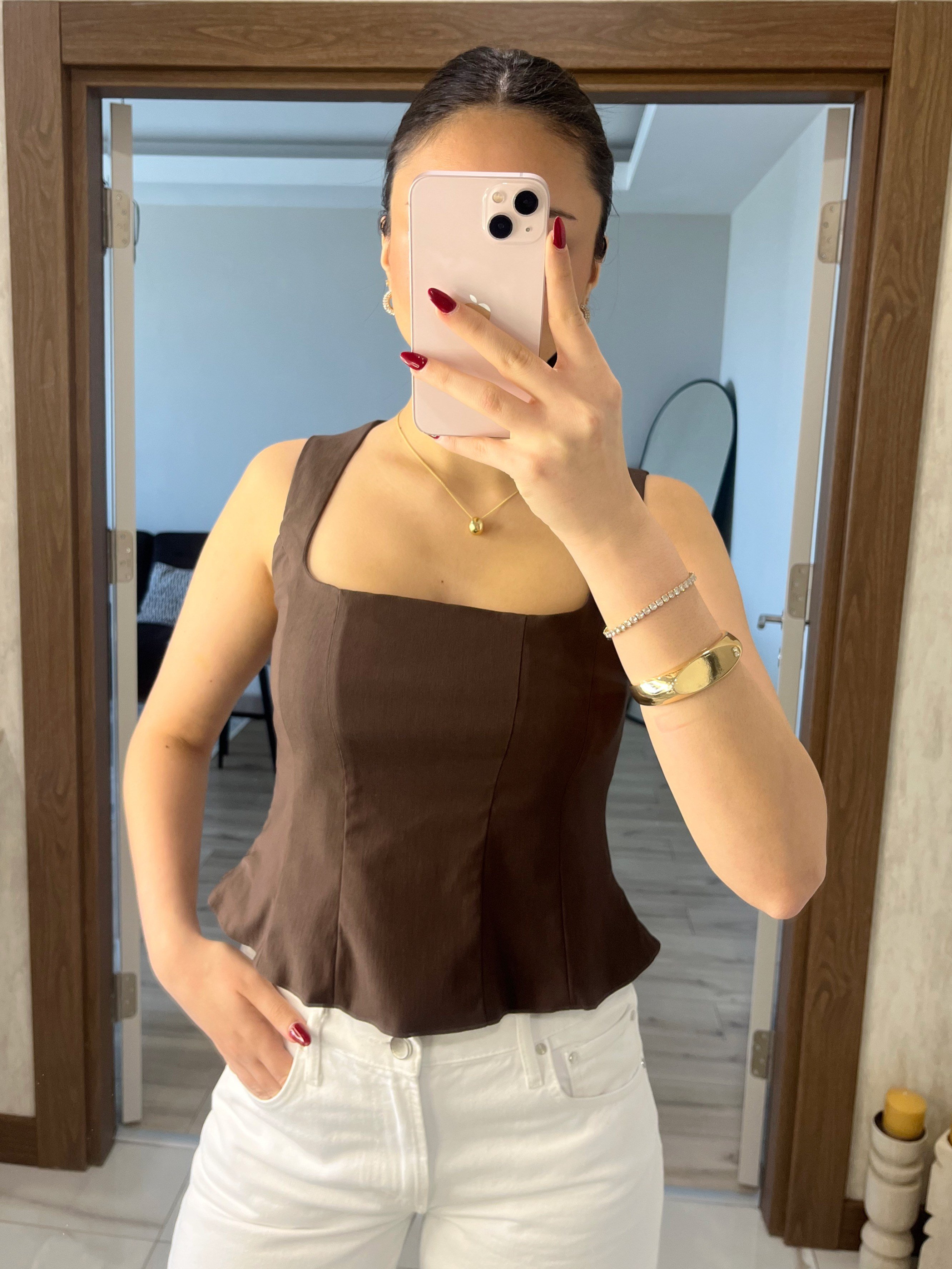 Kare Yaka Belden Oturtmalı Bluz Kahverengi
