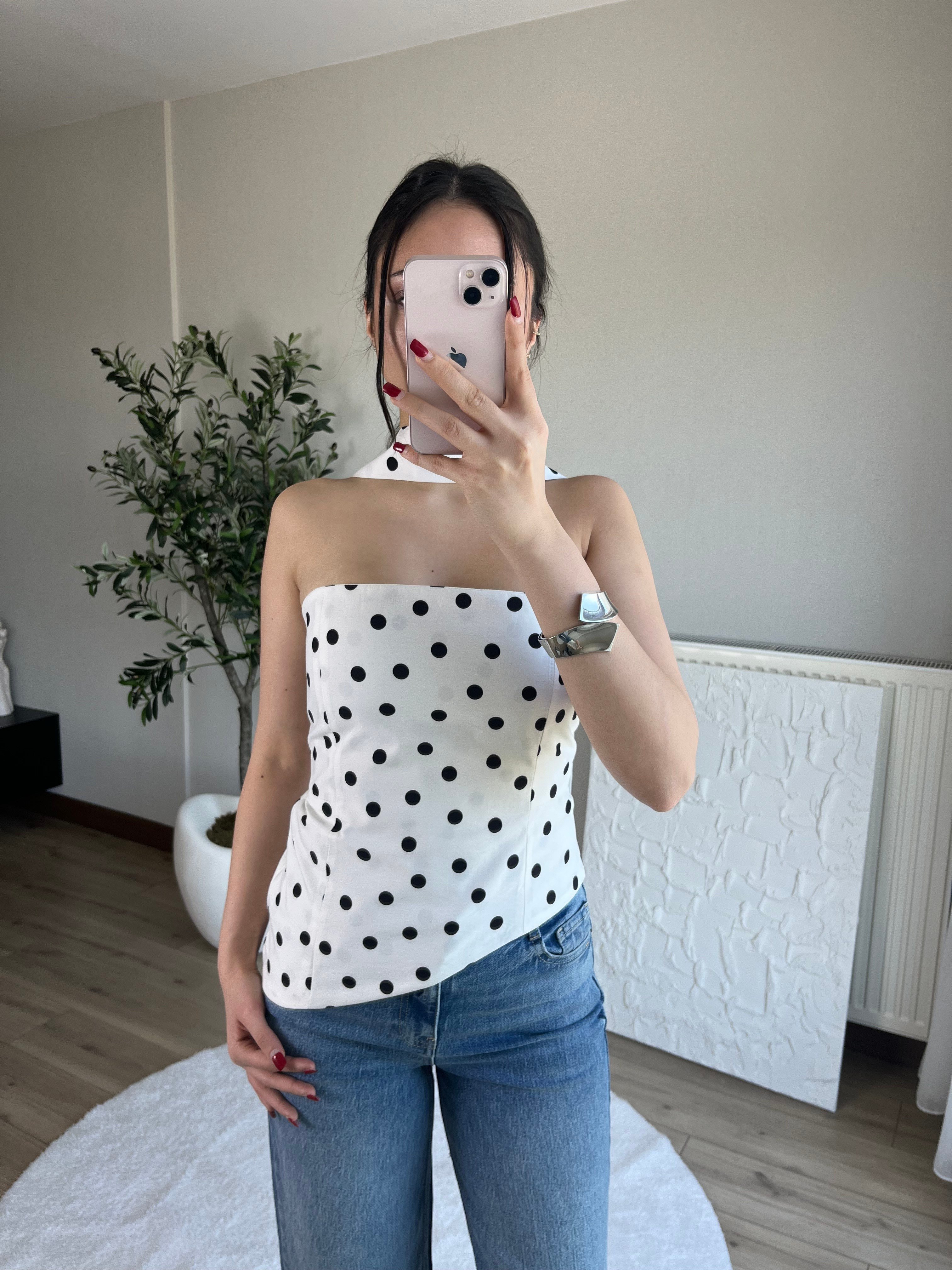 Puantiye Desen Asimetrik Kesim Kuşaklı Straplez Bluz Beyaz