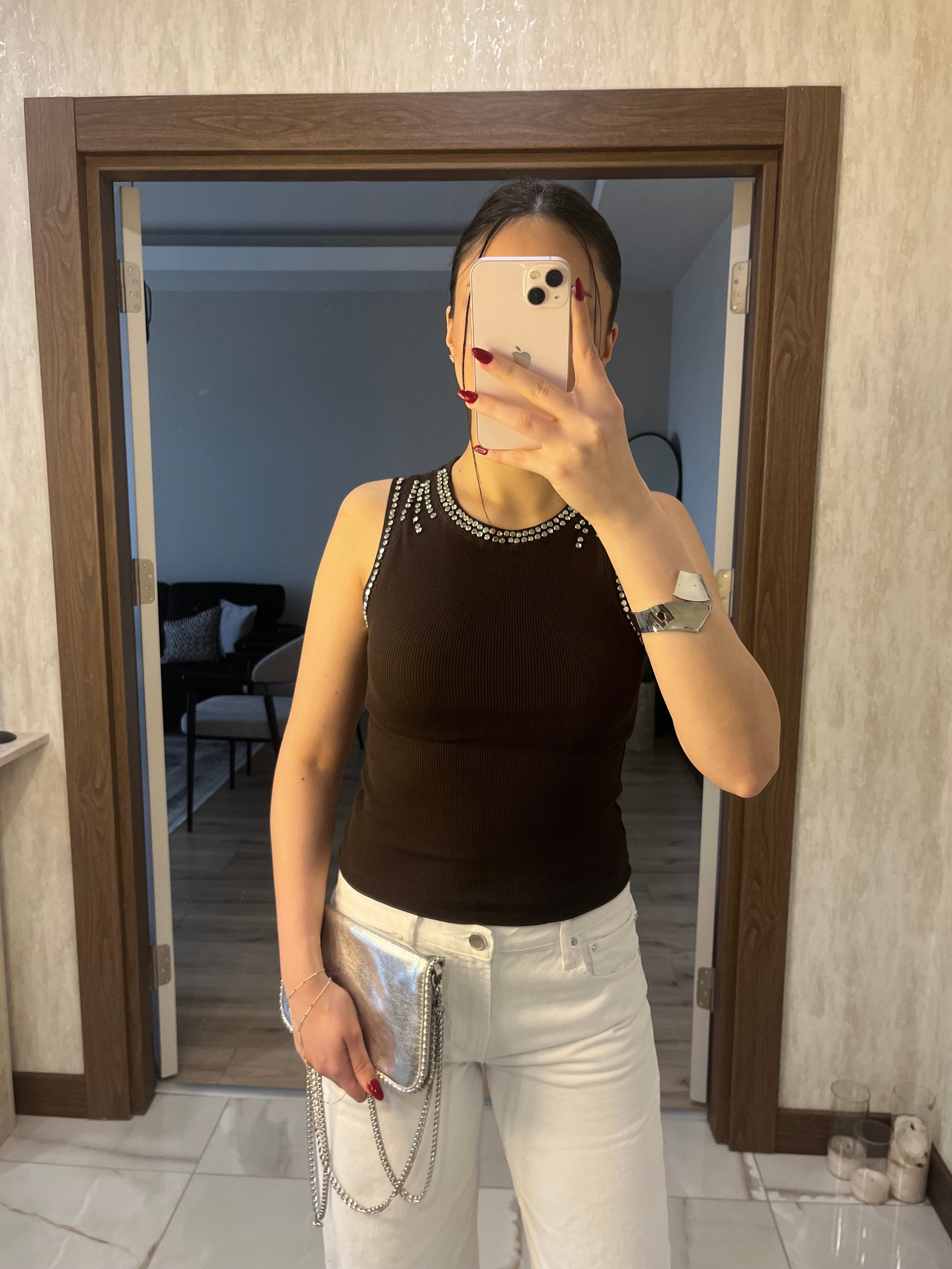 Taş Detaylı Fit Bluz Kahverengi 