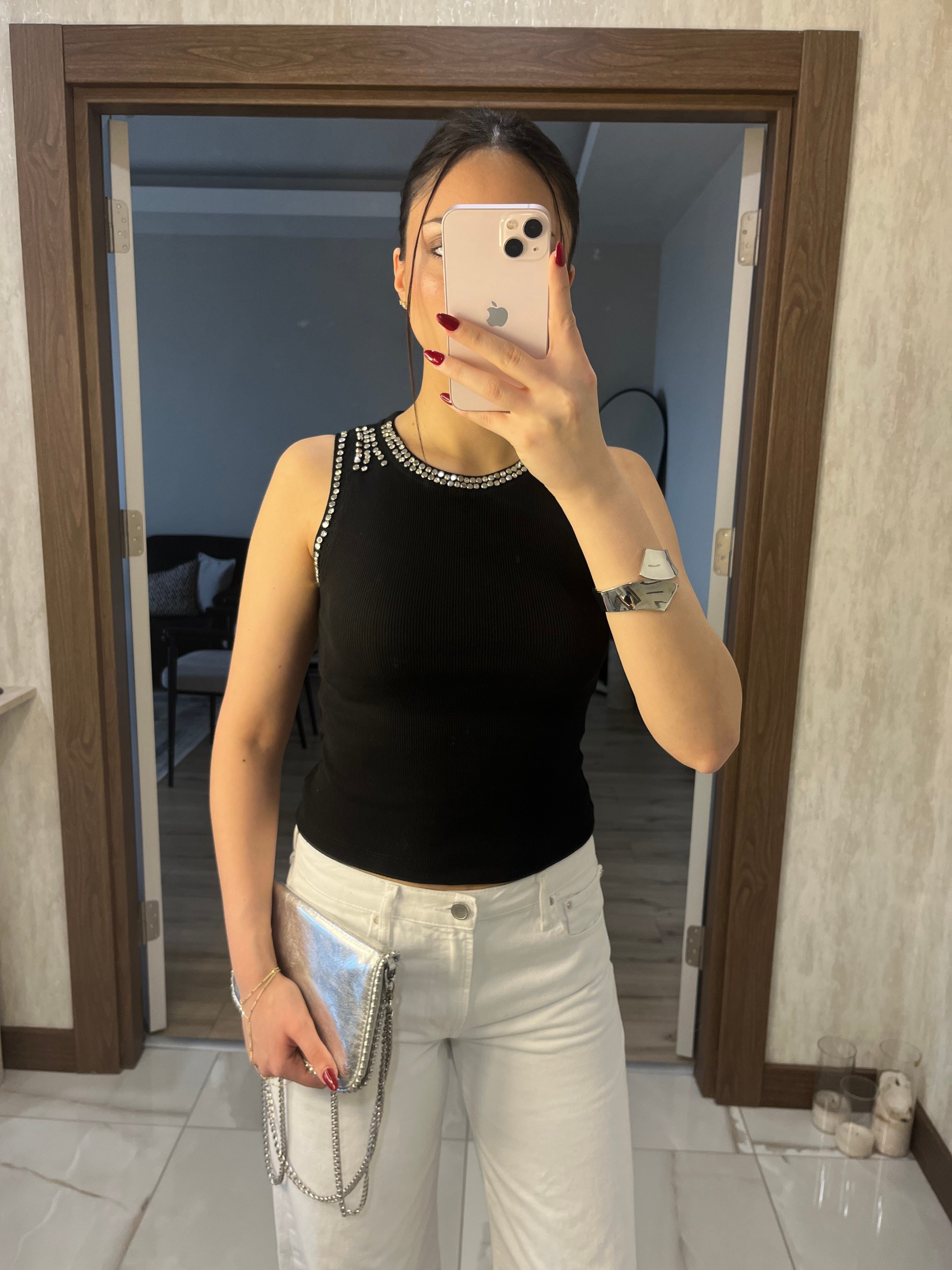Taş Detaylı Fit Bluz Siyah