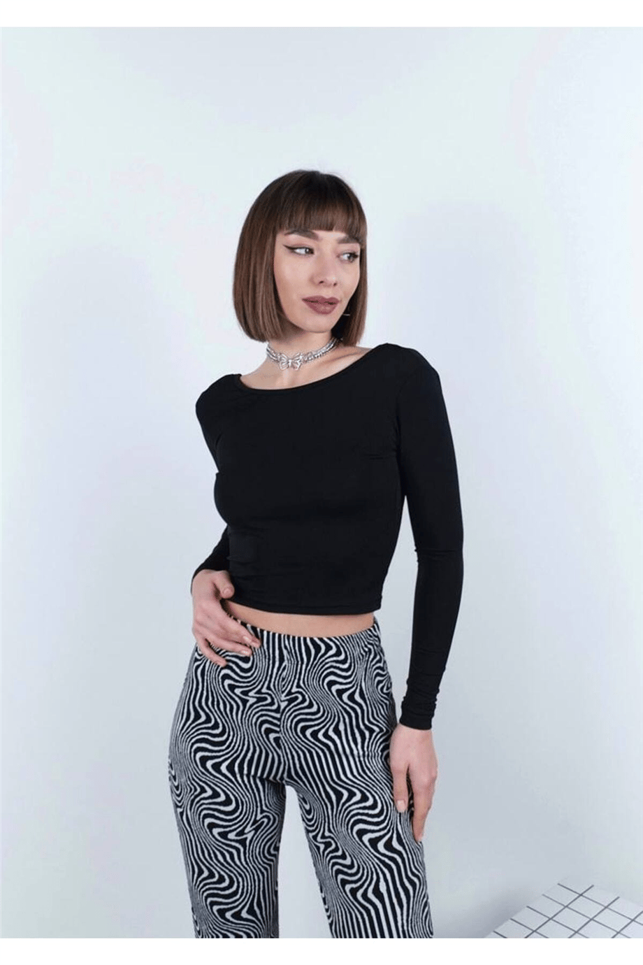 Kadın Bisiklet Yaka Sırt Dekolteli Zincir Detaylı Crop Bluz Zyn-58402 - Siyah · 2
