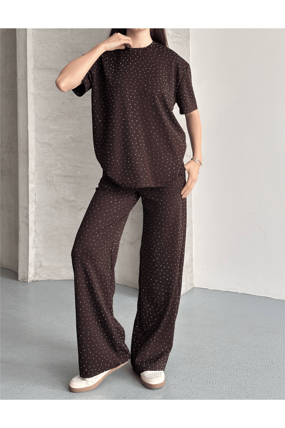 Kadın Bisiklet Yaka Taş İşlemeli Oversize T-Shirt ve Pantolon Takımı - HYN-00000879-006 - KAHVERENGİ · 2