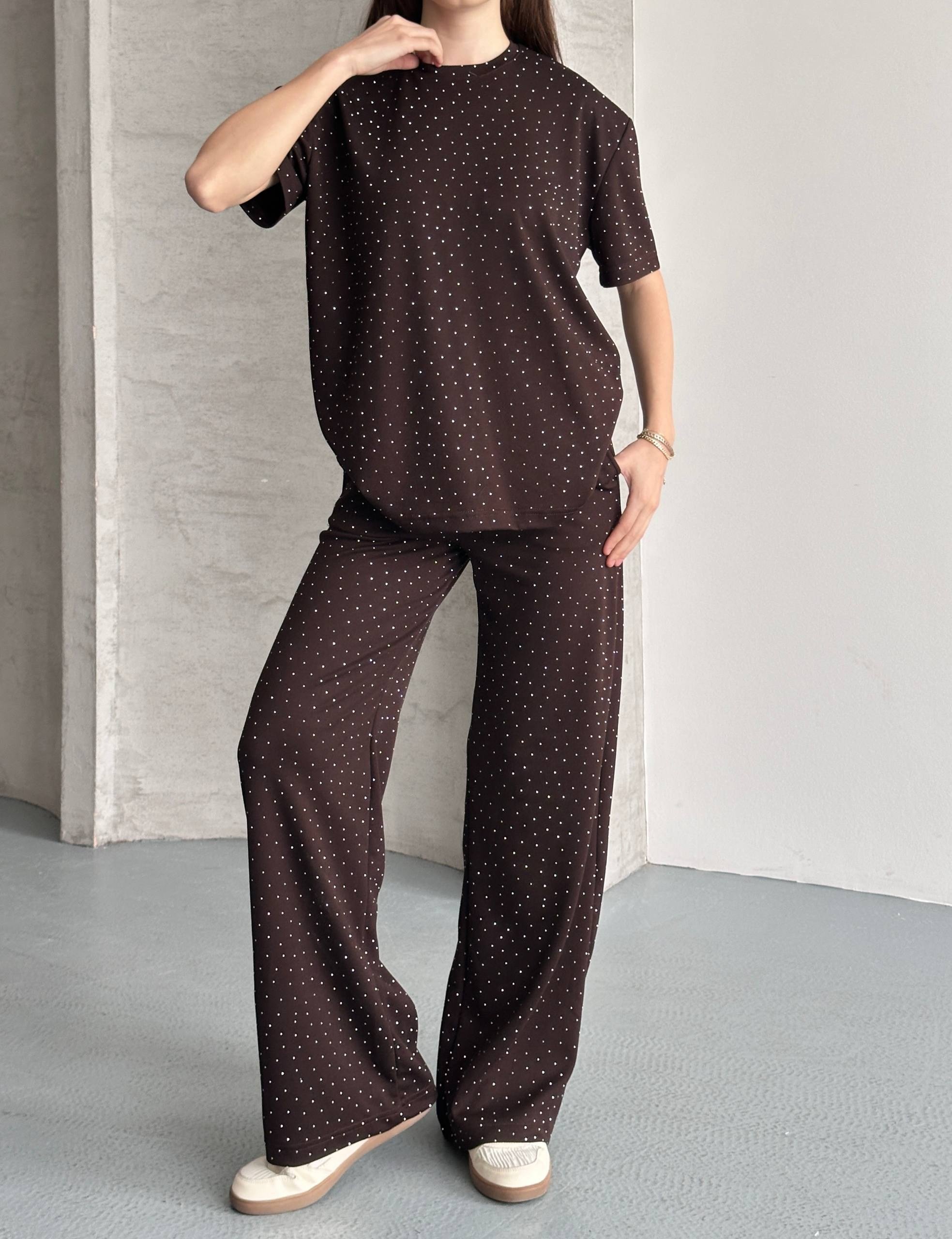Kadın Bisiklet Yaka Taş İşlemeli Oversize T-Shirt ve Pantolon Takımı - KAHVERENGİ