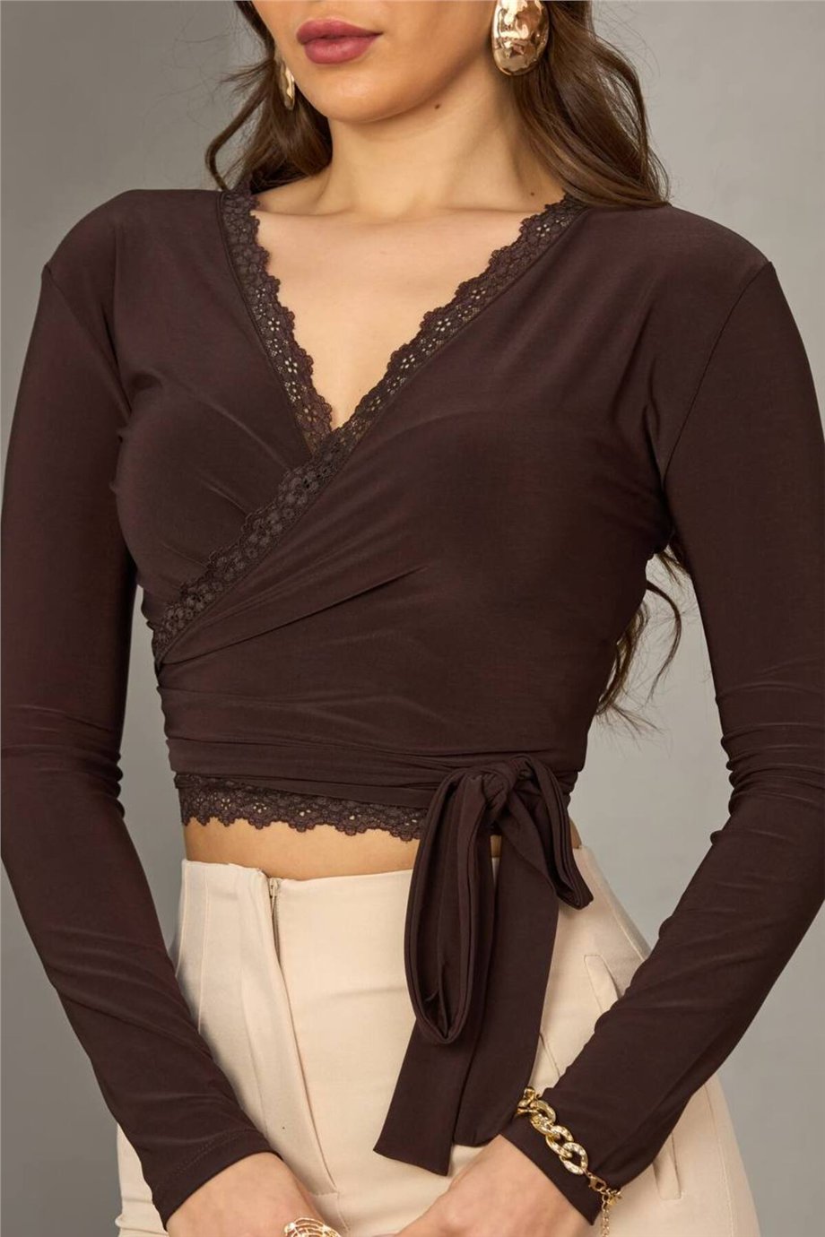 Kadın Dantel Detaylı Kruvaze Yaka Bağlamalı Crop Bluz ZYN-58874 - KAHVERENGİ