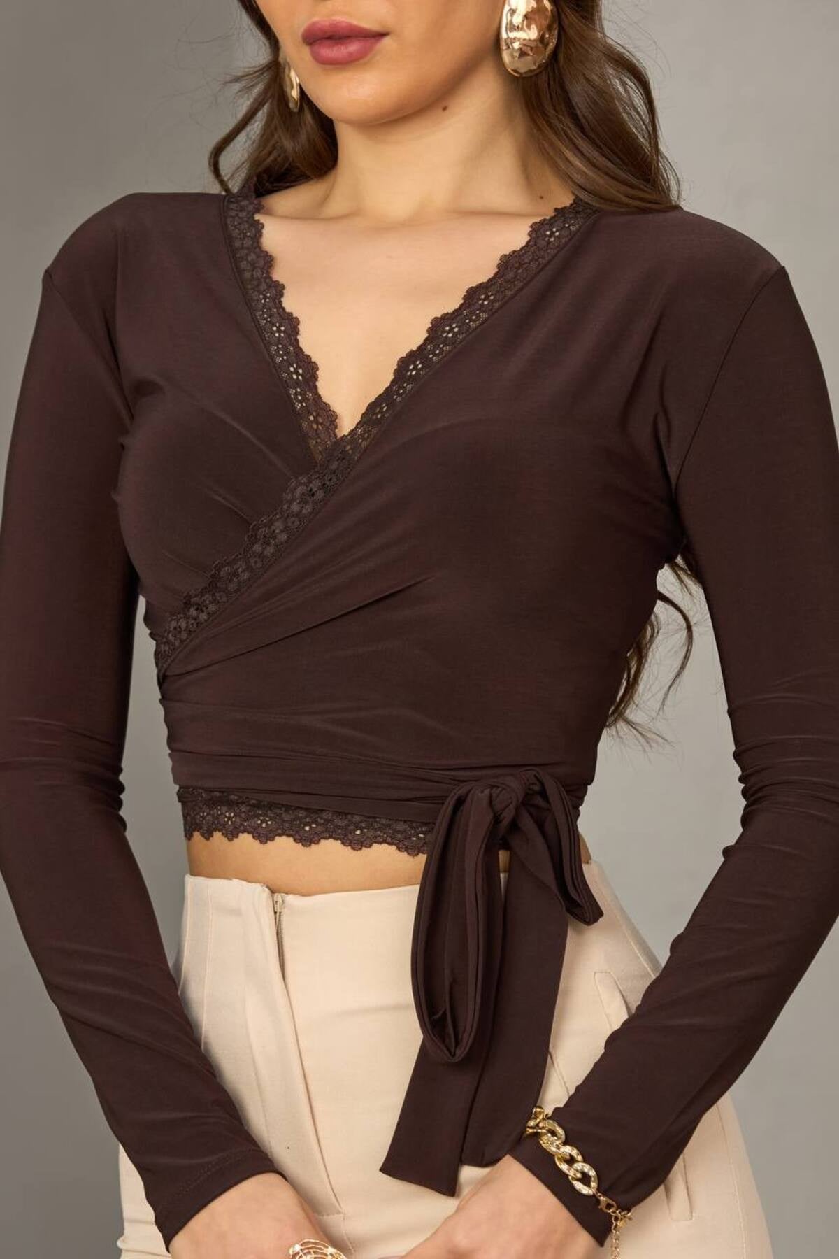 Kadın Dantel Detaylı Kruvaze Yaka Bağlamalı Crop Bluz ZYN-58874 - KAHVERENGİ