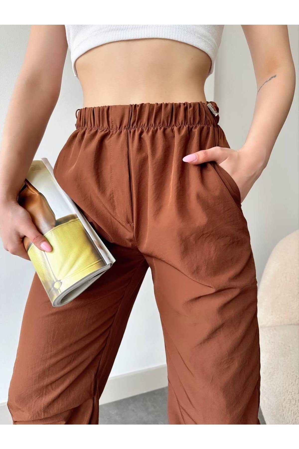 Kadın Paraşüt Kumaş Beli Ve Paçası Lastikli Yumuşak Dokulu Bol Kesim Pantolon Zyn-58472 - KAHVERENGİ