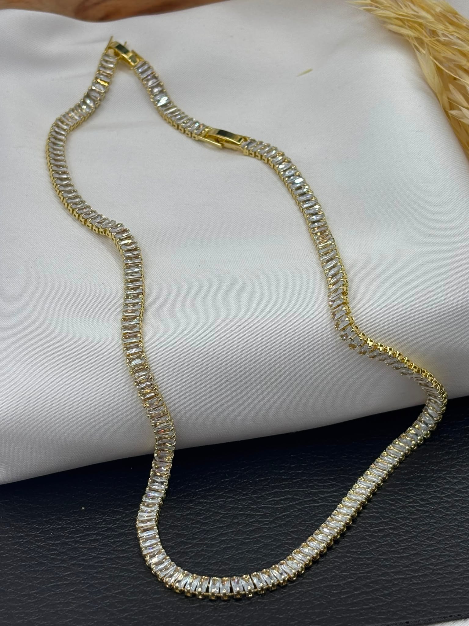 ÇELİK KOLYE BAGET TAŞLI İNCEKolyelerKLY-24-0038Celik Taki AccesoriesÇELİK KOLYE BAGET TAŞLI İNCE