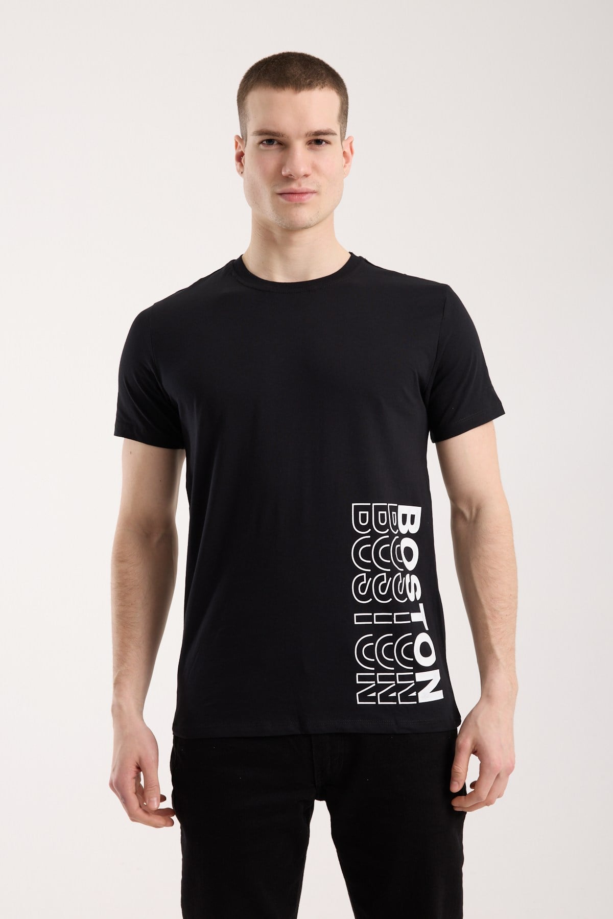Urban Boston Dikey Baskı Erkek Tişört – Slim Fit, Sokak Stili Günlük T-Shirt