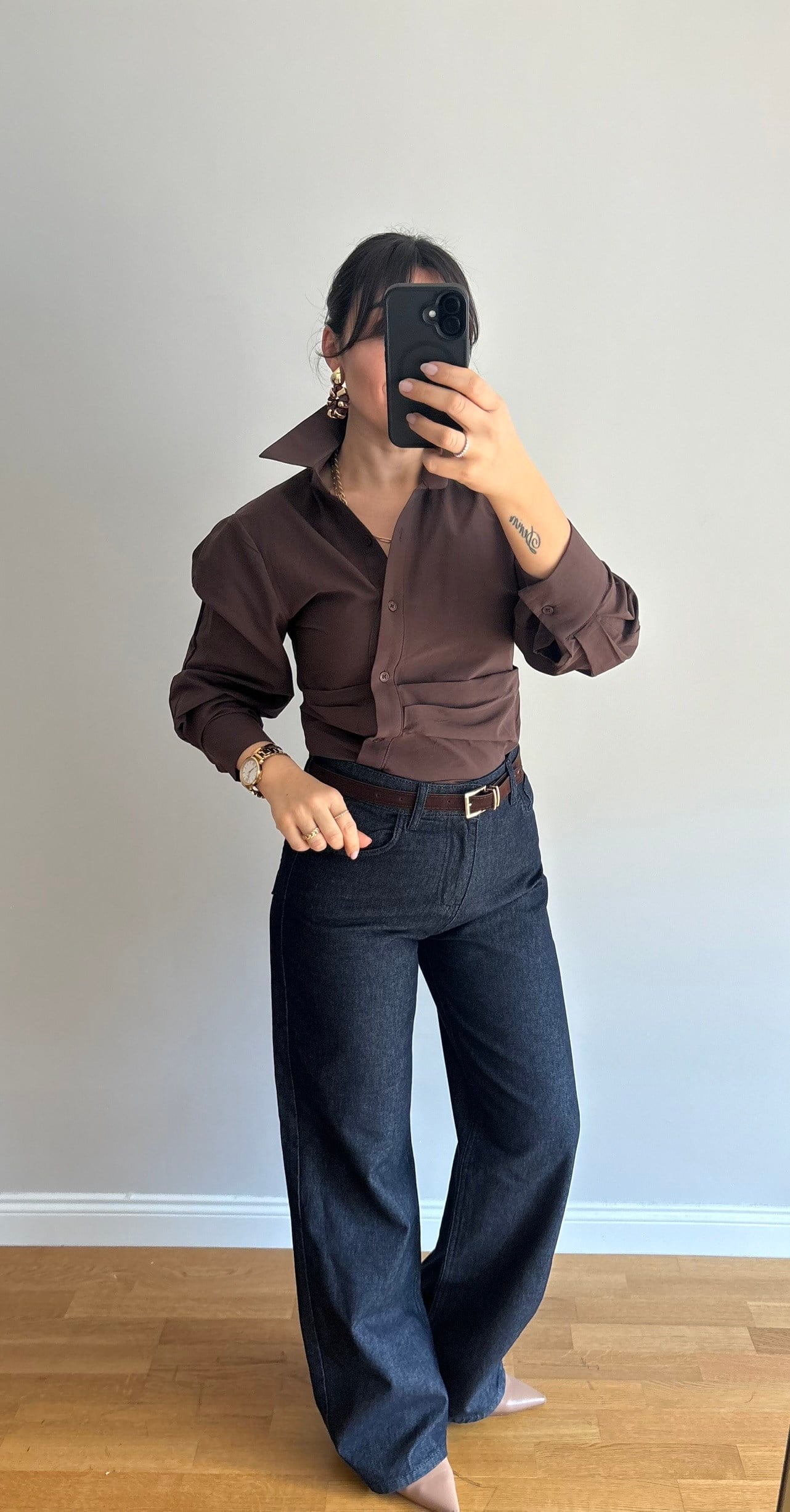 KAHVE ÇAPRAZ DÜĞMELİ DRAPELİ GÖMLEK