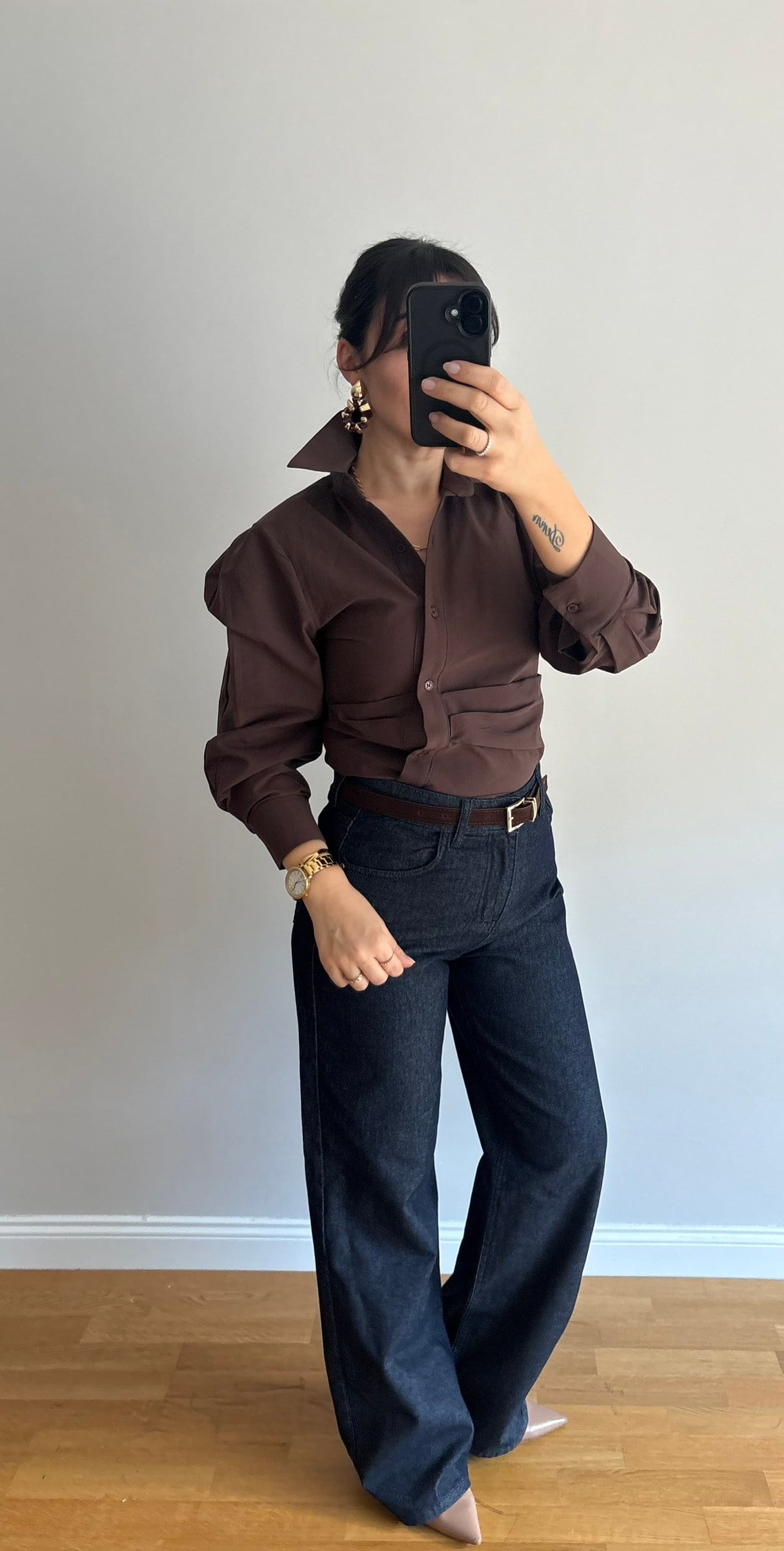 KAHVE ÇAPRAZ DÜĞMELİ DRAPELİ GÖMLEK