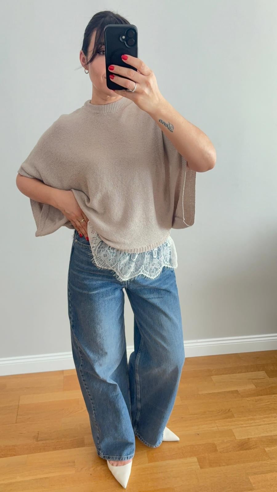 Modern Kesim Dantel Detaylı Triko Bluz Bej