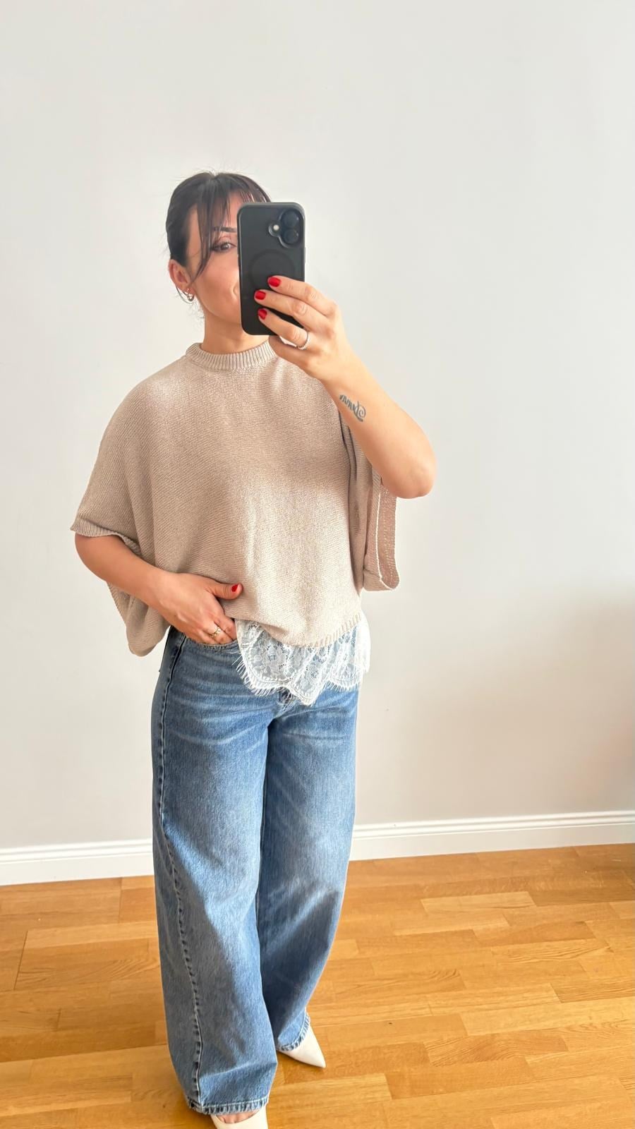 Modern Kesim Dantel Detaylı Triko Bluz Bej