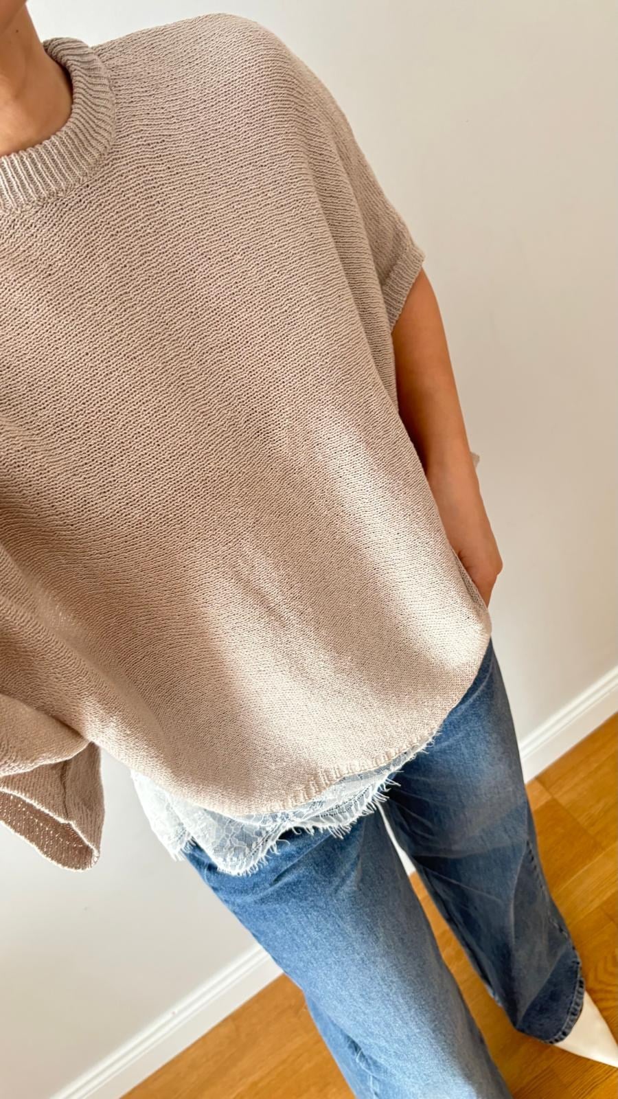 Modern Kesim Dantel Detaylı Triko Bluz Bej