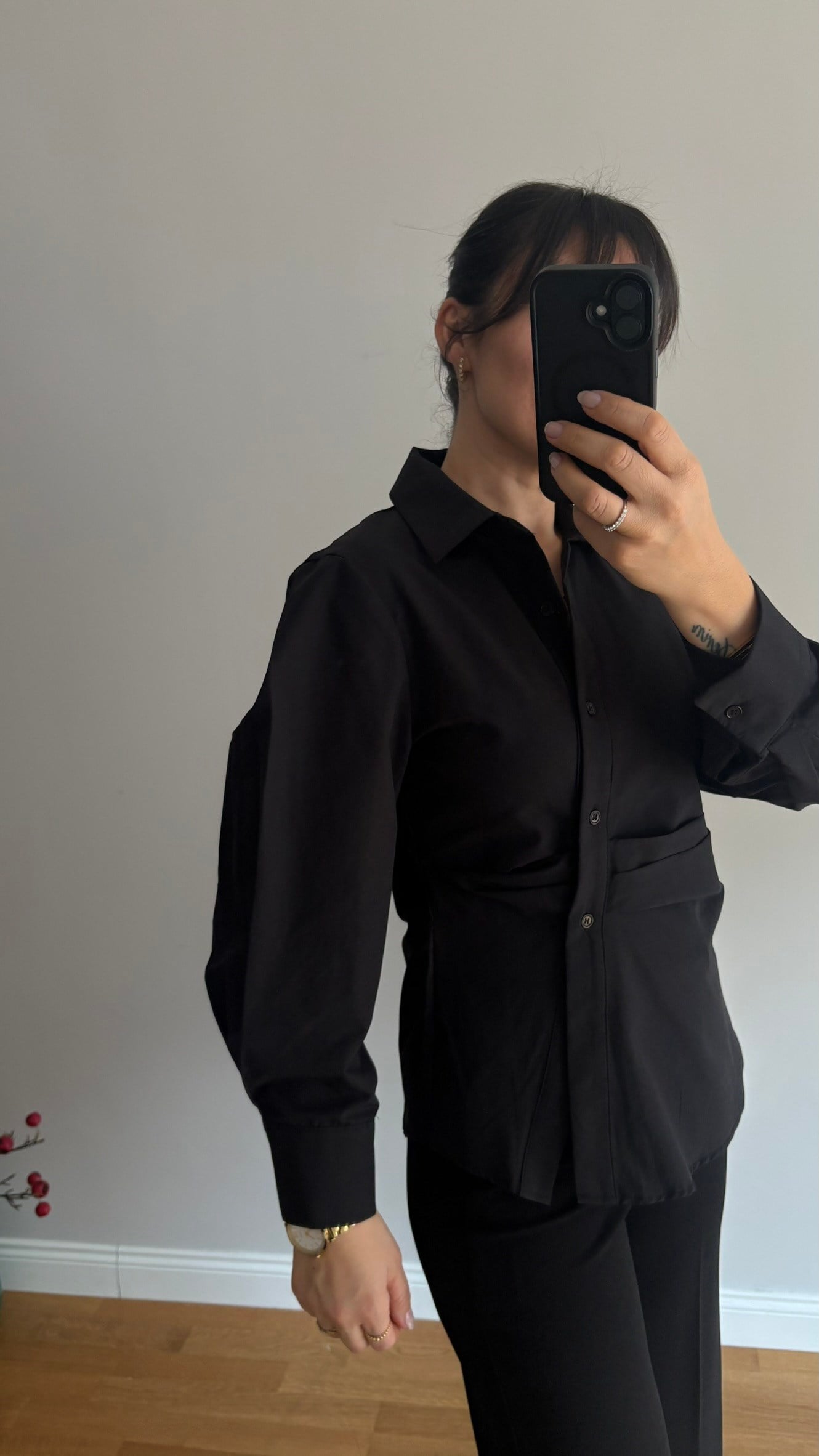 SİYAH ÇAPRAZ DÜĞMELİ DRAPELİ GÖMLEK