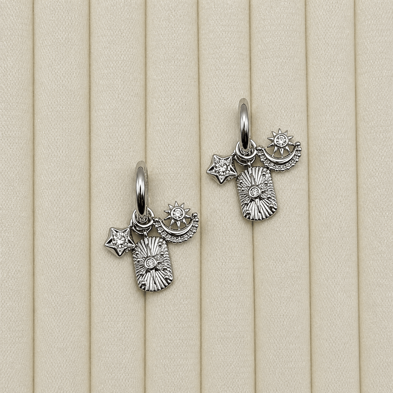 Güneş ve Yıldız Figürlü Taşlı Çelik Halka Küpe (Silver Görünümlü)