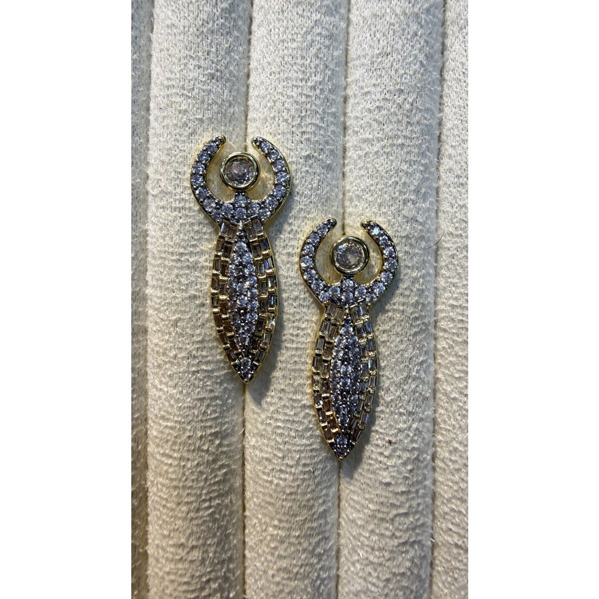 Lotus Aksesuar Baguette ve Yuvarlak Taşlı Figüratif Altın Renk Küpe