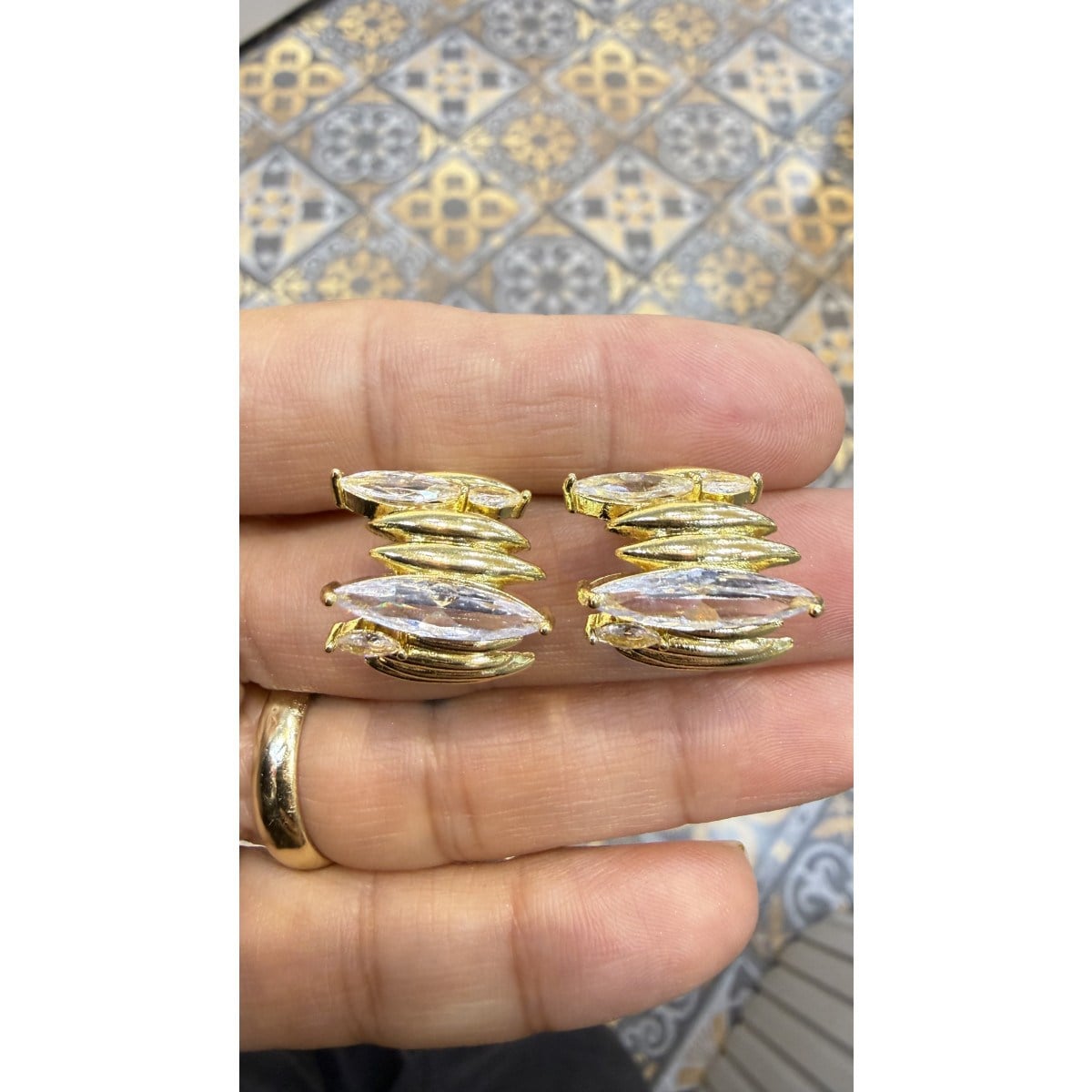 Lotus Aksesuar Marquise Kesim Taşlı ve Dokulu Altın Renk Çift Sıra Küpe