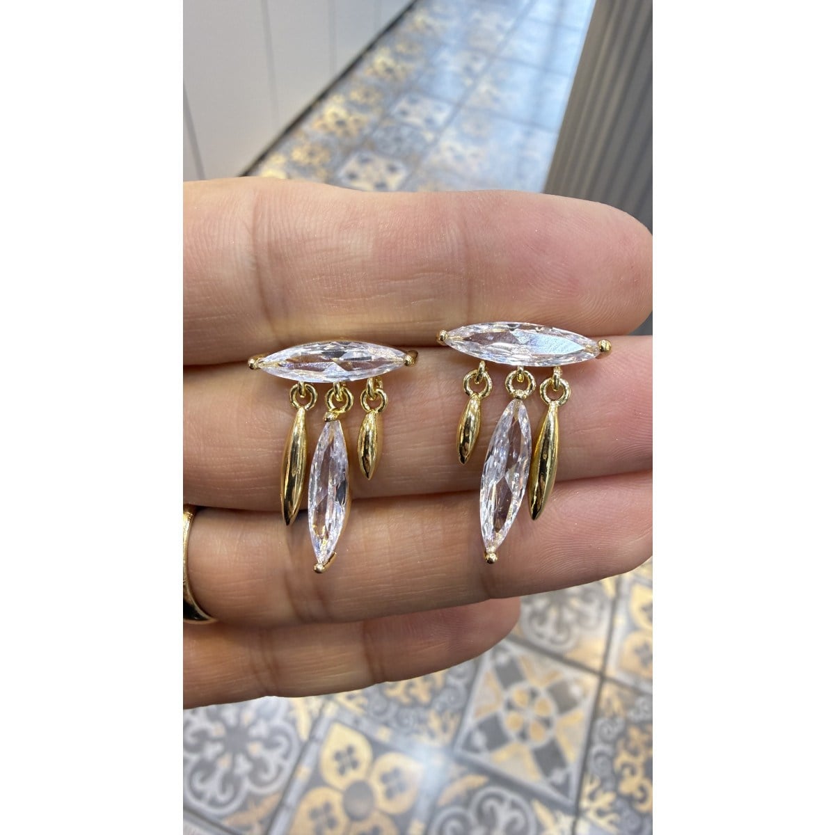 Lotus Aksesuar Marquise Taş ve Altın Renk Oval Sallantılı Küpe