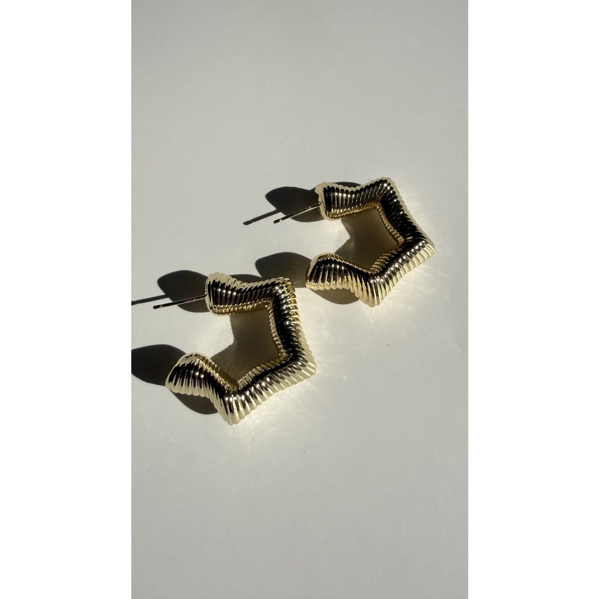 Lotus Aksesuar Zigzag Altın Renkli Küpe - Modern Tasarım