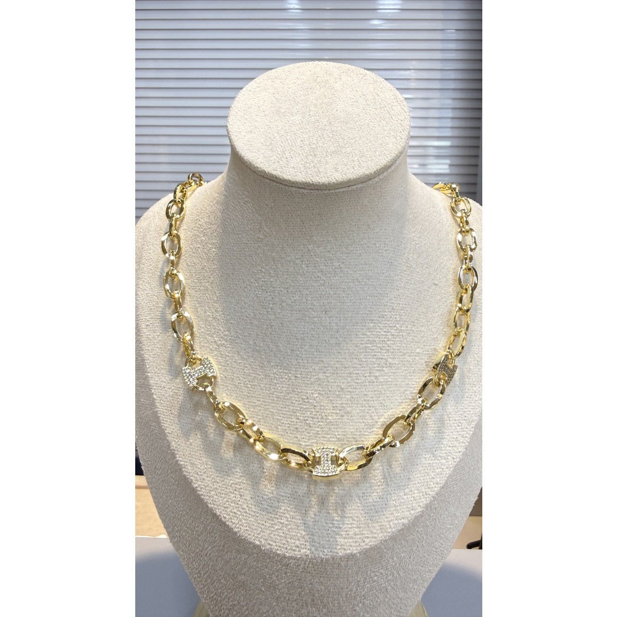 Lotus Aksesuar Zincir Desenli Altın Renk Kolye - Şık ve Modern Tasarım
