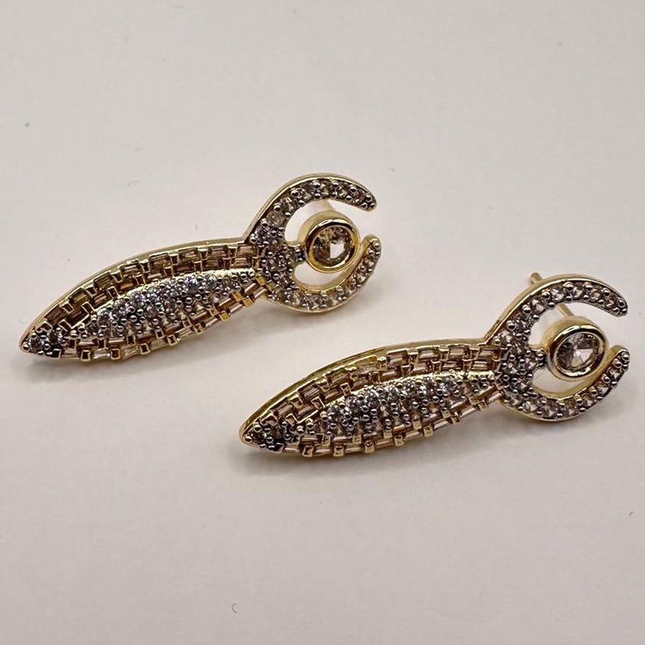 Spiral Form Taşlı Tasarım Altın Görünümlü Küpe