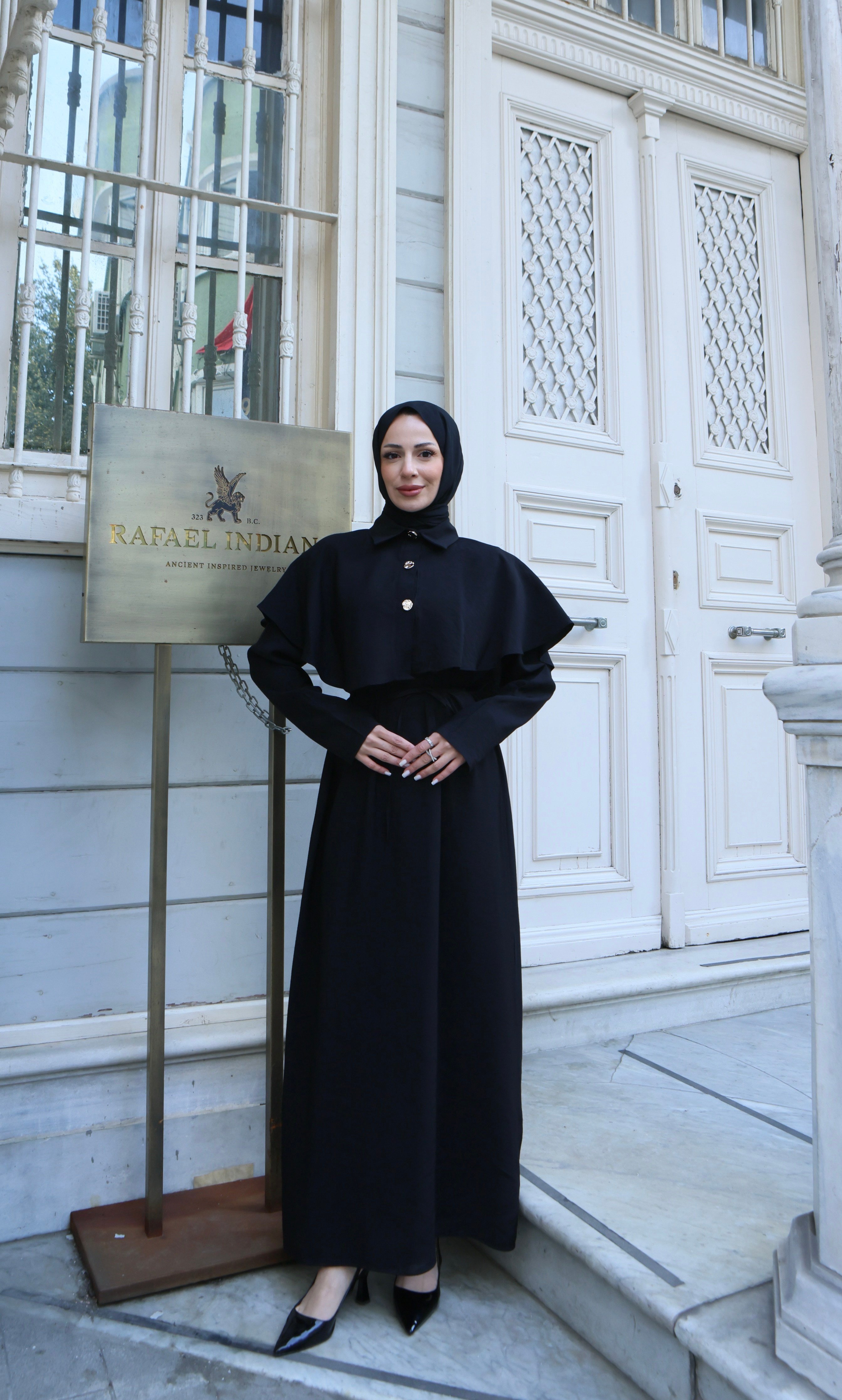 Pelerin Detaylı Bağcıklı  Tesettür Elbise Siyah  HNT1010