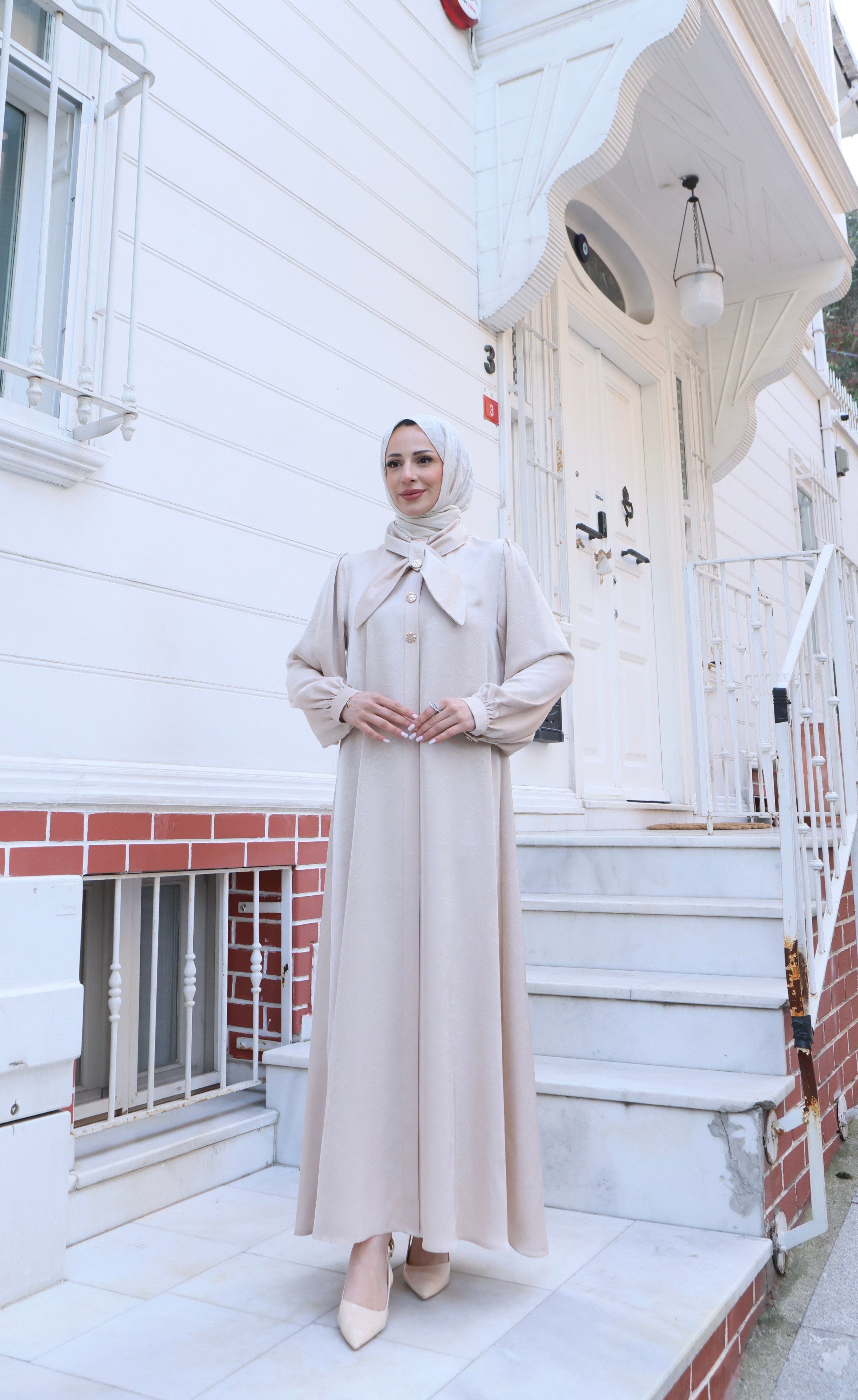 Fiyonklu Düğme  Detaylı Tesettür Elbise Krem    HNT1012