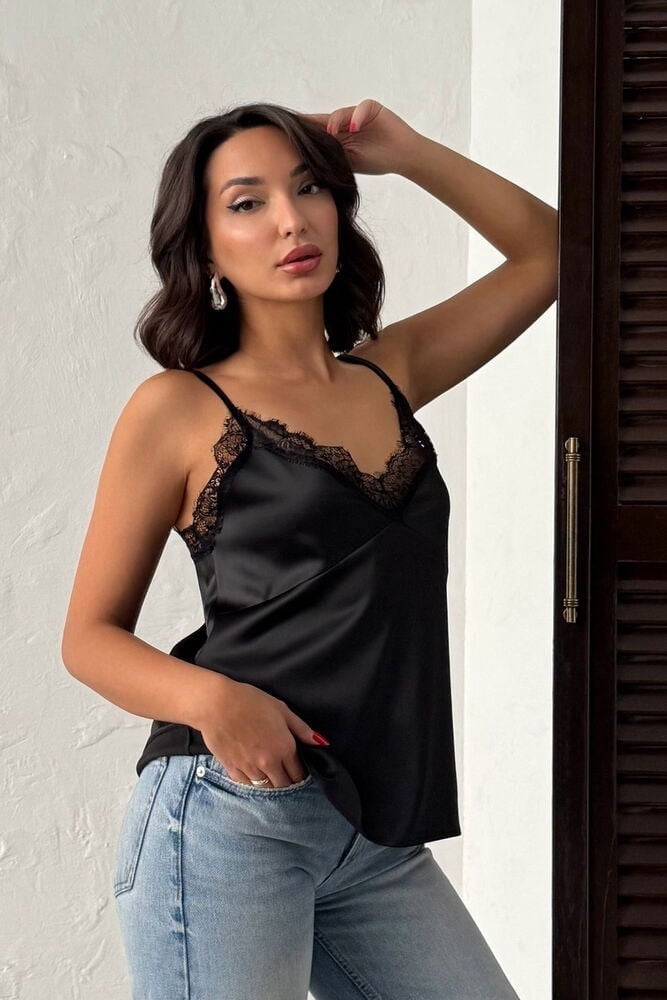 Dantel Detaylı Saten Bluz – Askılı Şık & Feminen Tasarım