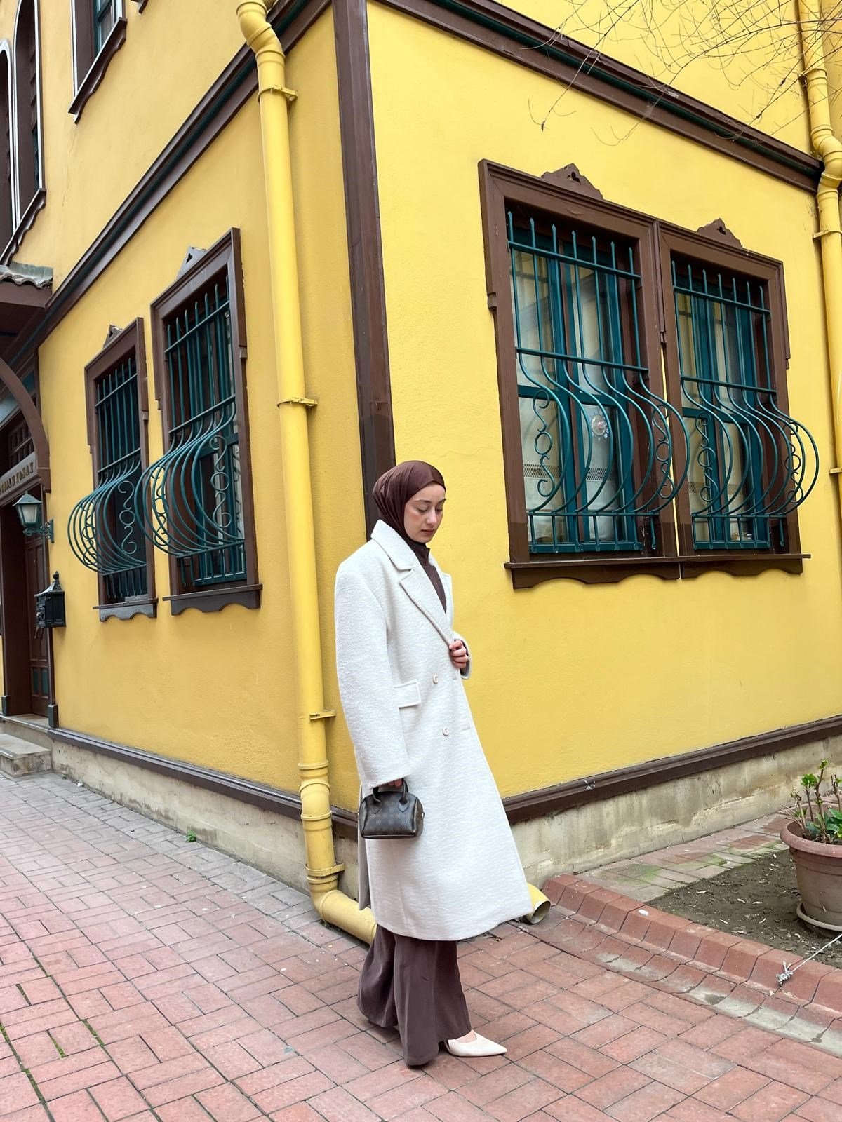 Kase Dokulu Klasik ve Zarif Kruvaze Kaban Şıklık ve Sıcaklık Bir Arada Krem
