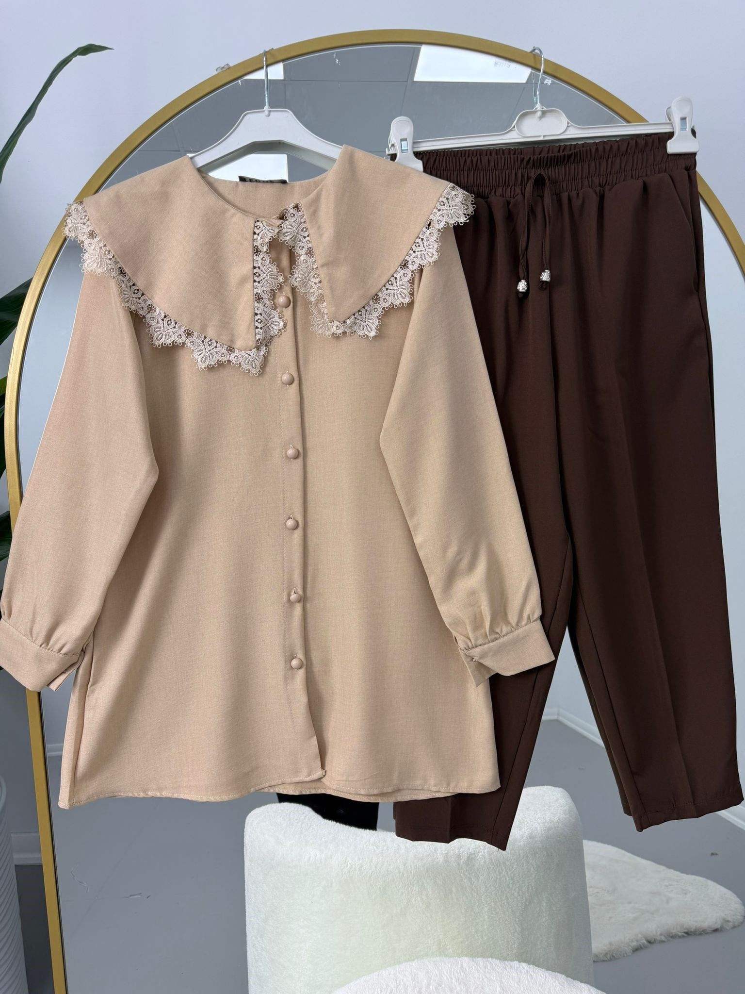 Yakası Dantel Detaylı Pantolonlu Takım Bej-Kahve