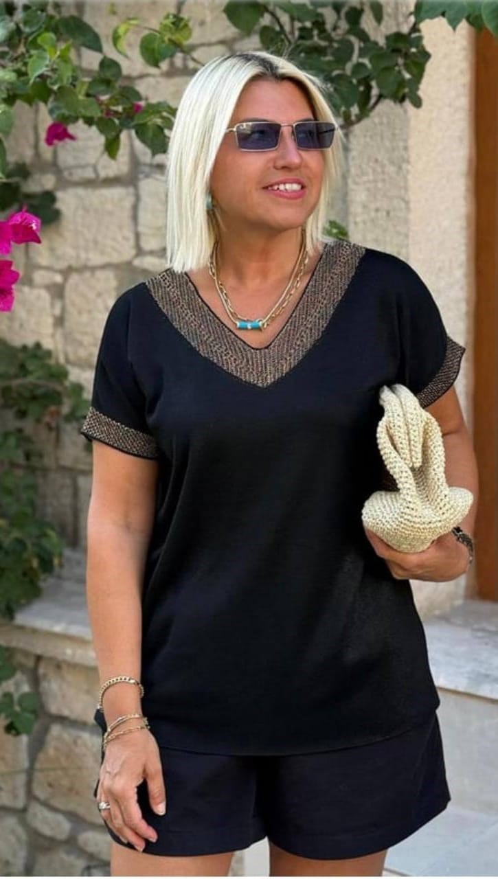 SİYAH KISA KOLLU YAKASI ALTIN SİMLİ TRİKO