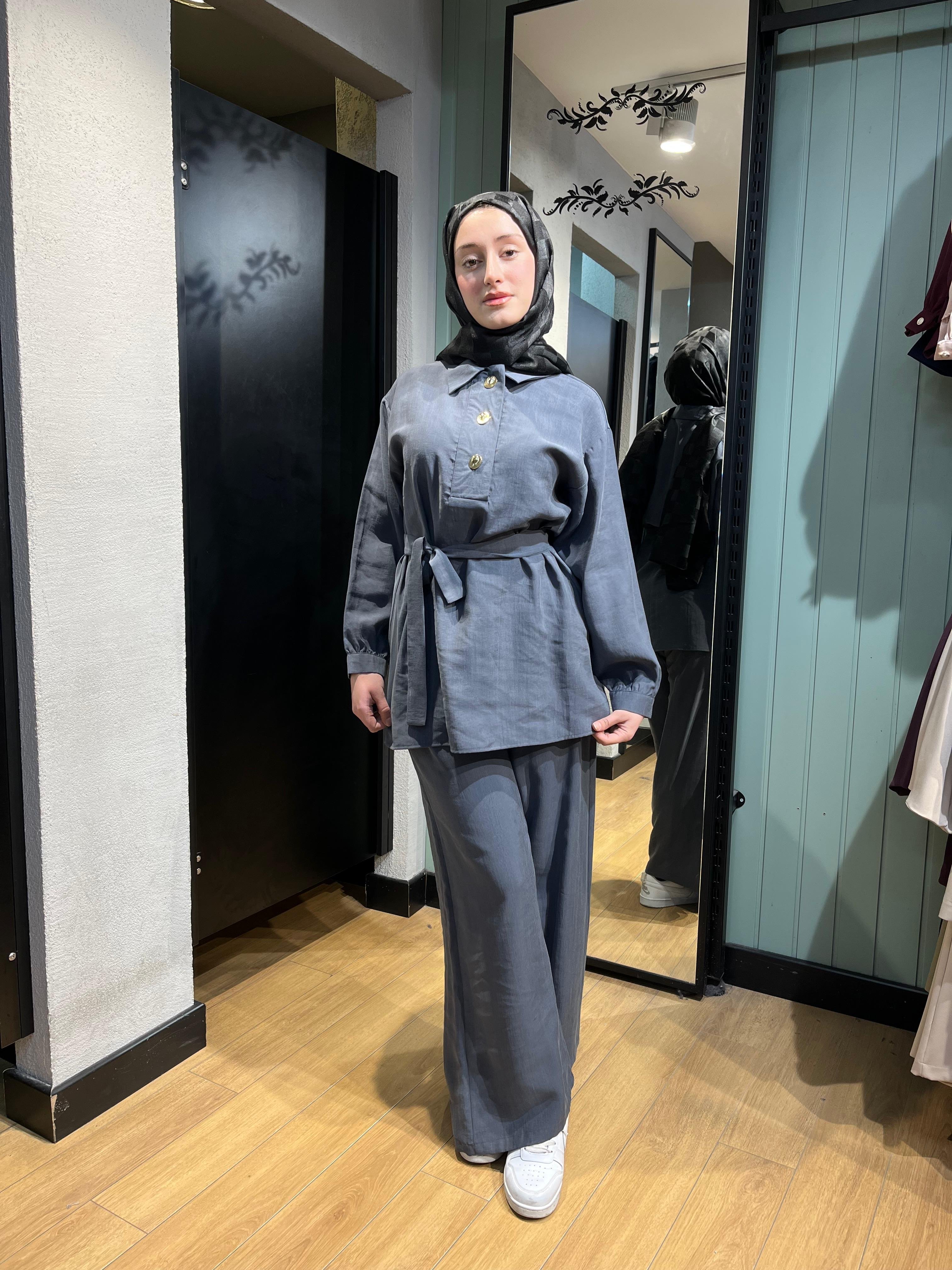 Yaka Düğmesi Detaylı Modal Takım Füme